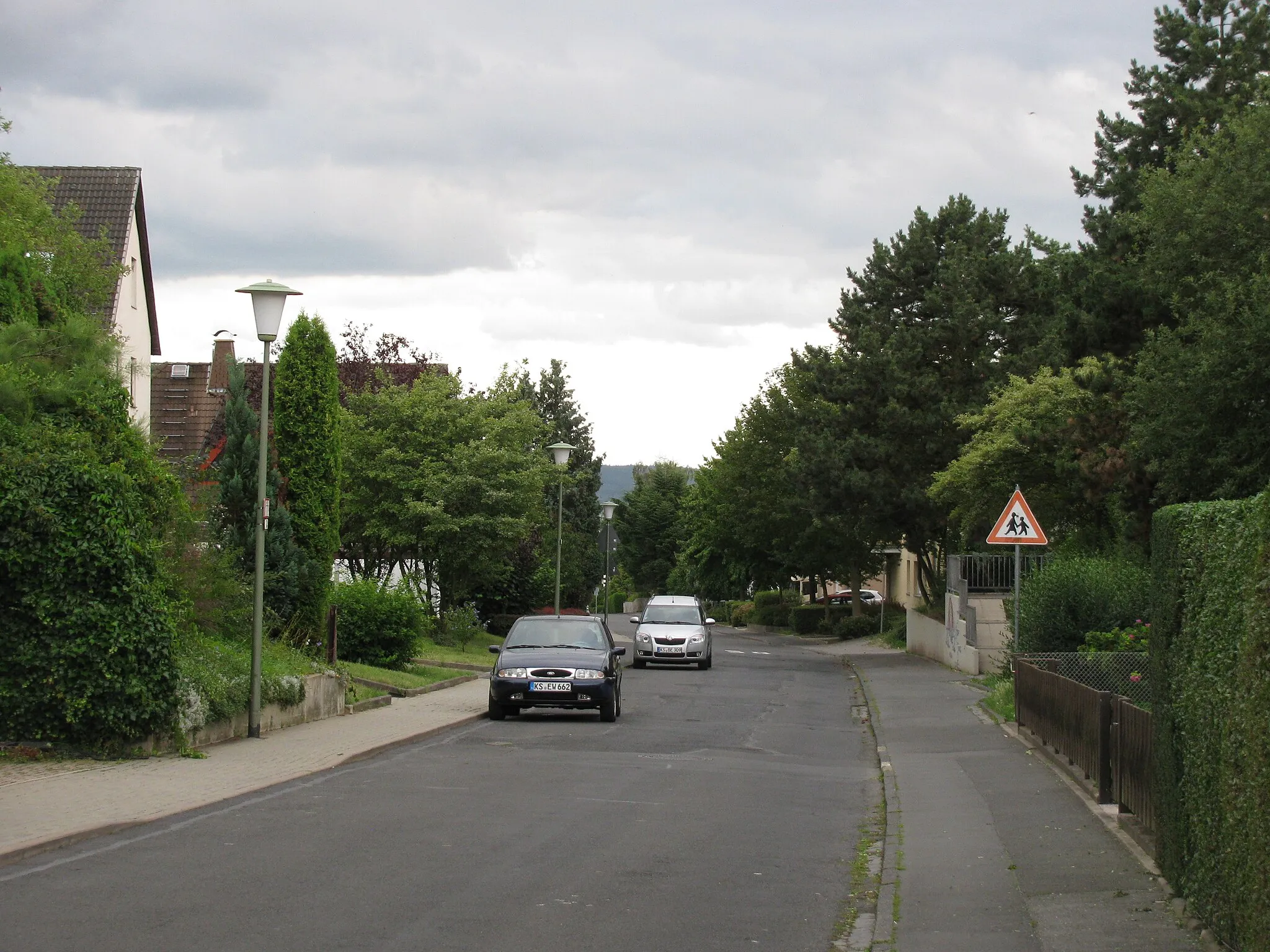 Photo showing: Blick von der Eichendorffstraße in Kassel in die Simmershäuser Straße nach Süden