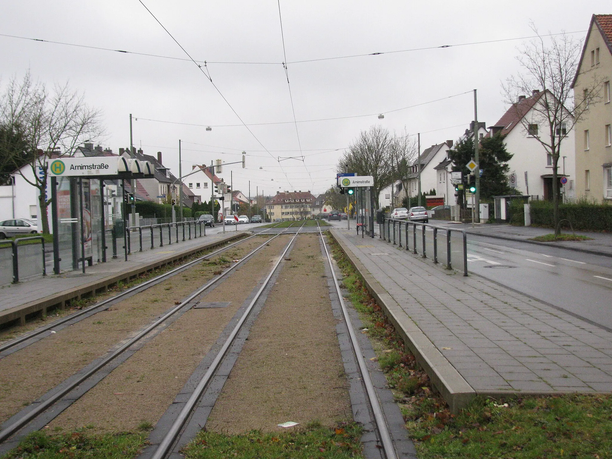 Photo showing: die Tramhaltestelle Arnimstraße in Blickrichtung stadteinwärts