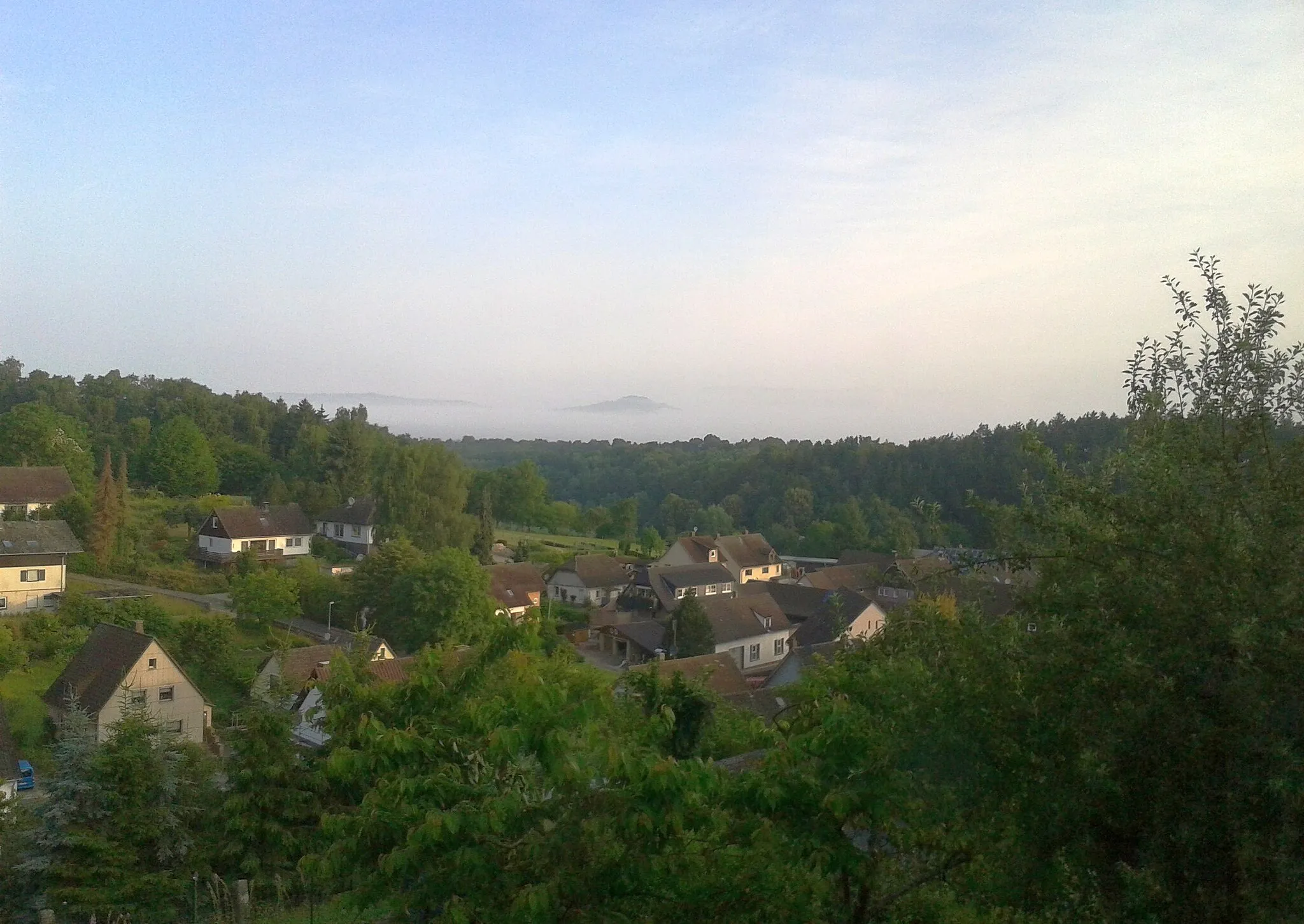 Photo showing: Großer Everstein (Höhenzug Burgberg) im Nebel verdeckt; diese Wetterlage tritt nur im Frühling, Herbst und Frühsommer bei Temperaturen um die 4-15 Grad Celsius und ausreichender Luftfeuchte (Regen, verdampfender Tau) auf