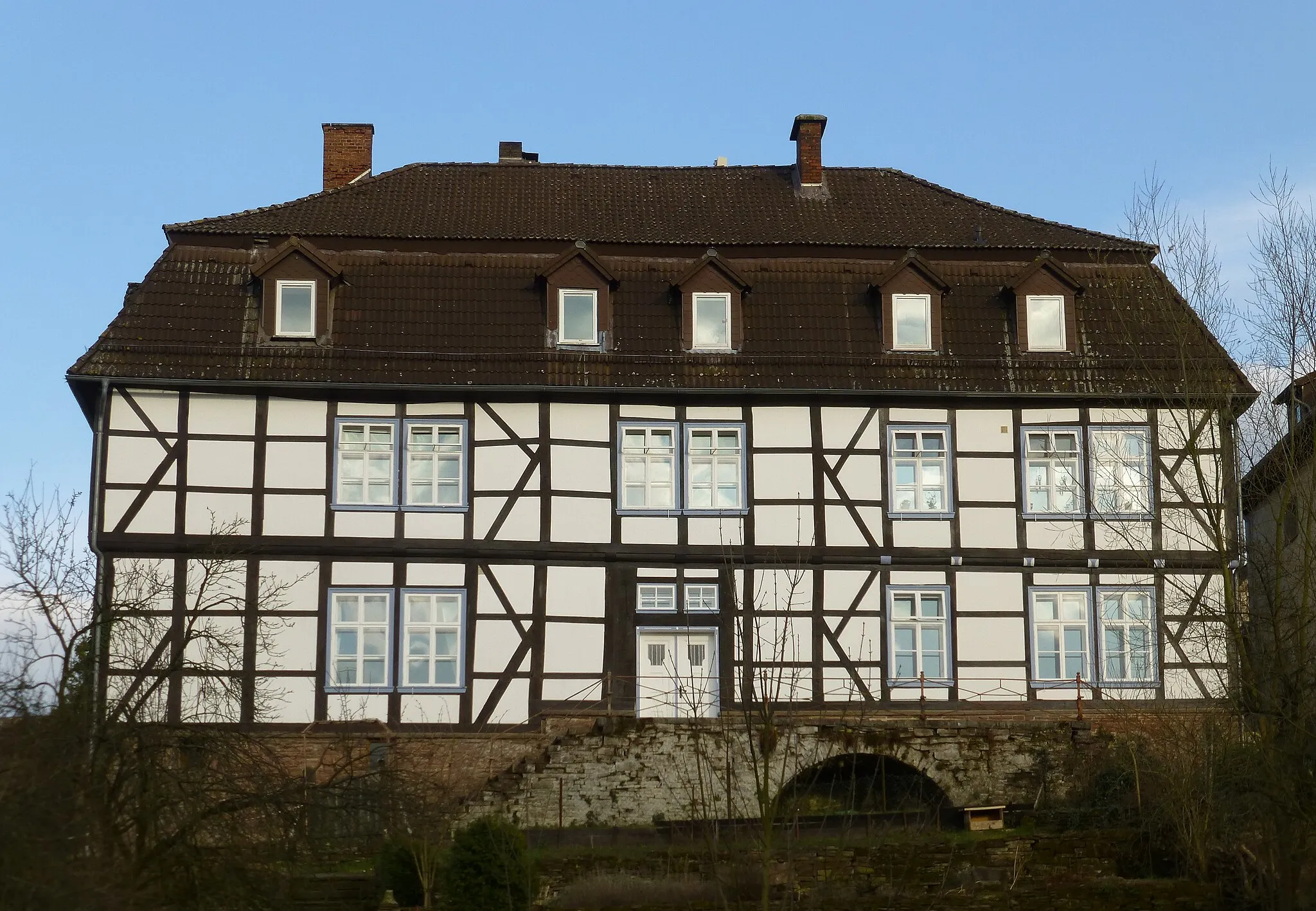 Photo showing: ehemaliges Forsthaus in Schorborn, Gemeinde Deensen, am Nordrand des Solling. Baujahr 1743