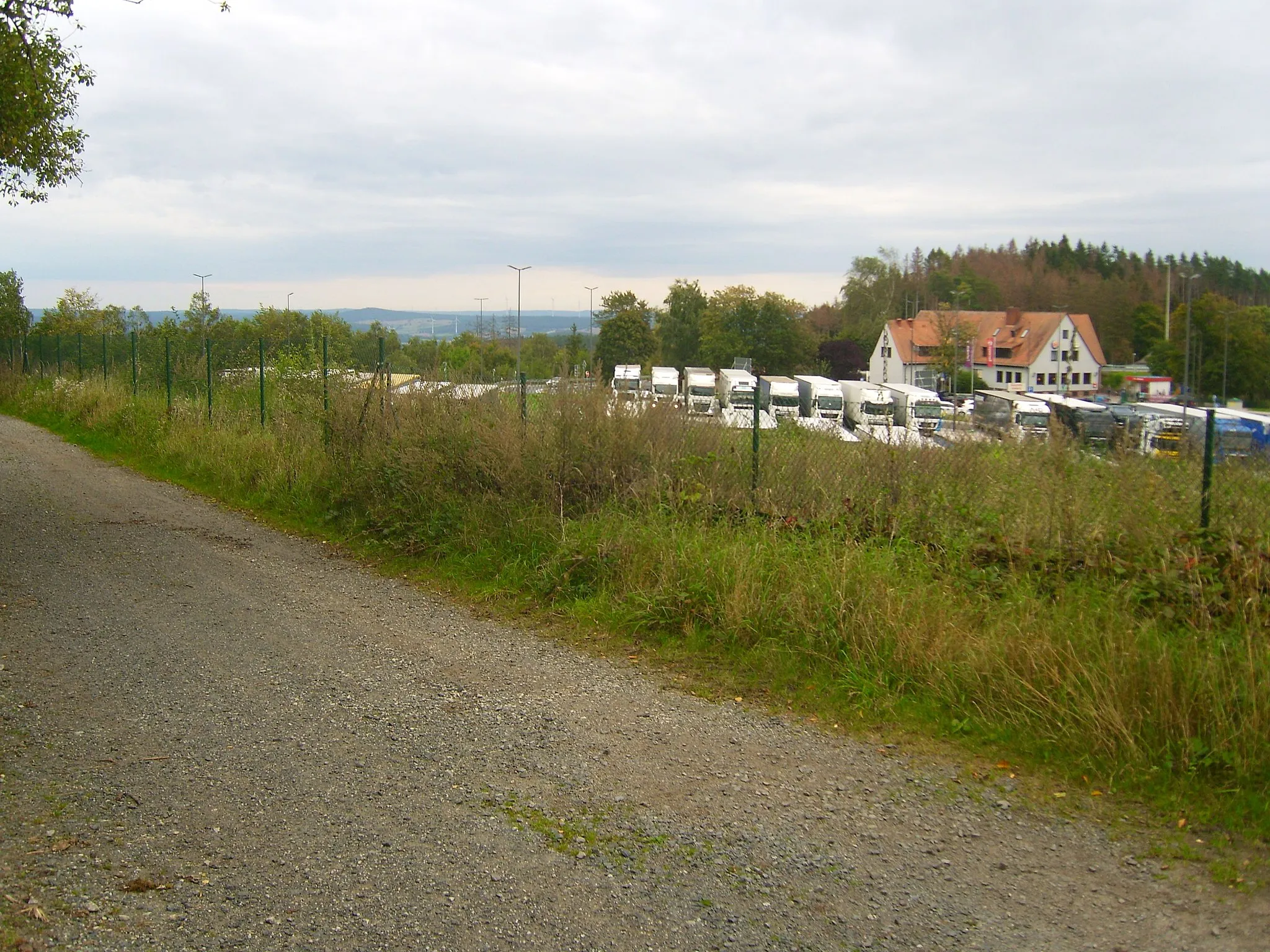 Photo showing: Blick von der Raststätte Rimberg in Richtung Kirchheimer Bergland mit der Stellerskuppe (482 m; 13 km)
Vgl. Udeuschle!