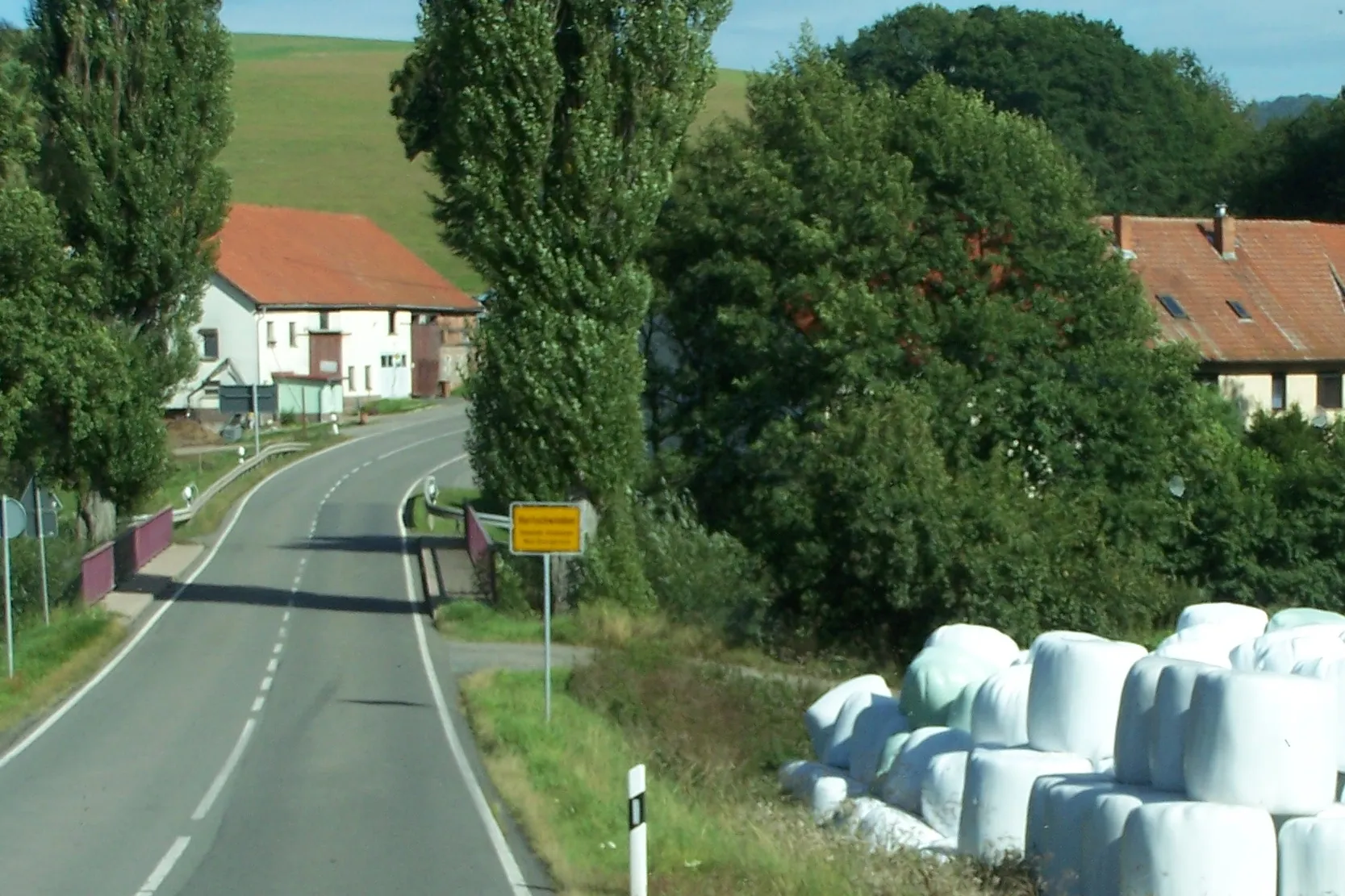 Photo showing: Ansicht von Hartschwinden und der dortigen Feldabrücke.