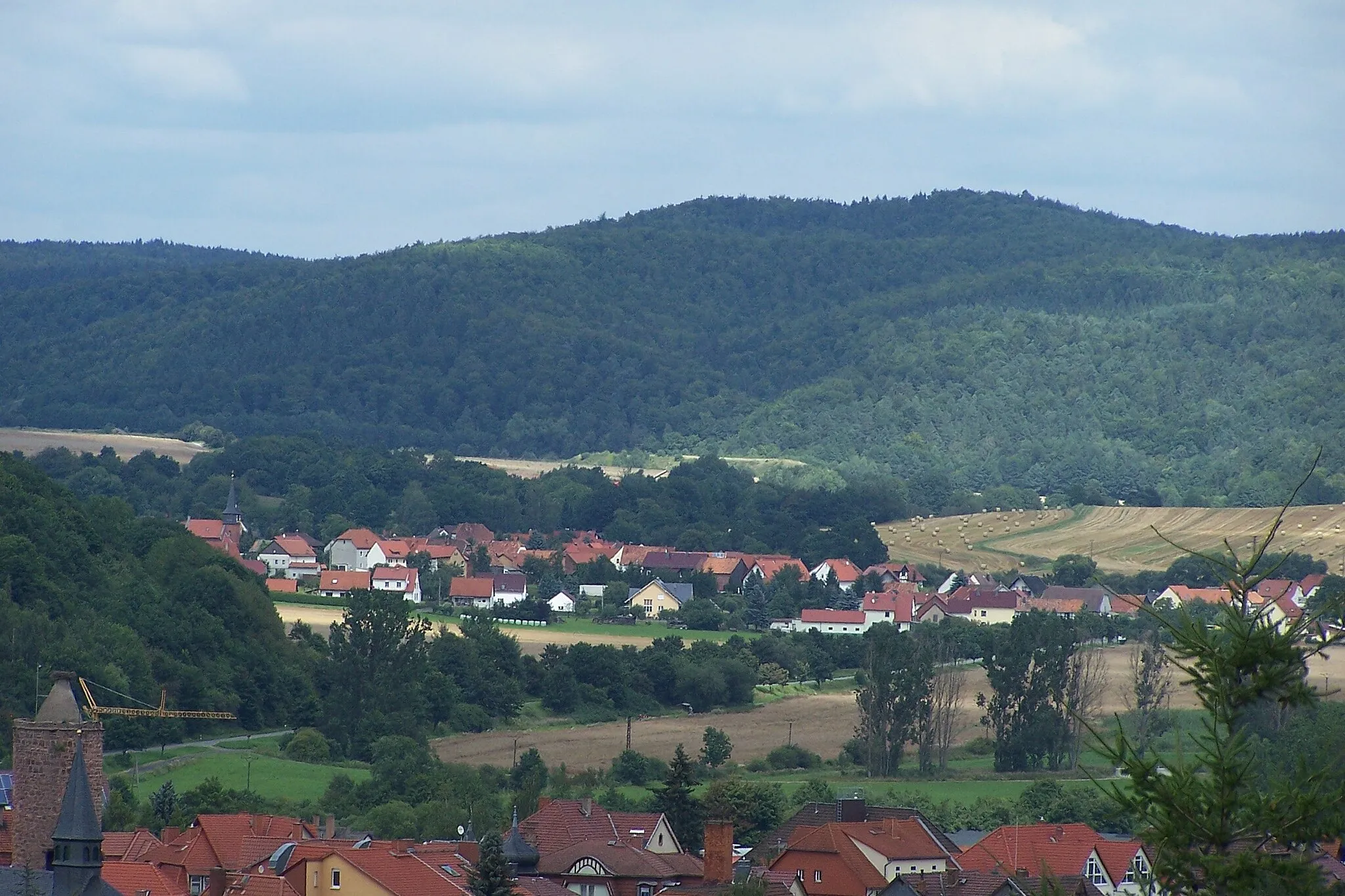 Photo showing: Blick über Vacha und Oberzella zum Berg "Hohe Wart".