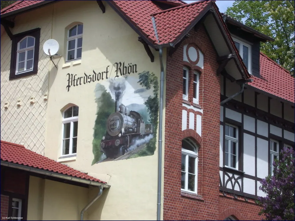 Photo showing: Der alte Bahnhof von Pferdsdorf/Rhön, Gemeinde Unterbreizbach