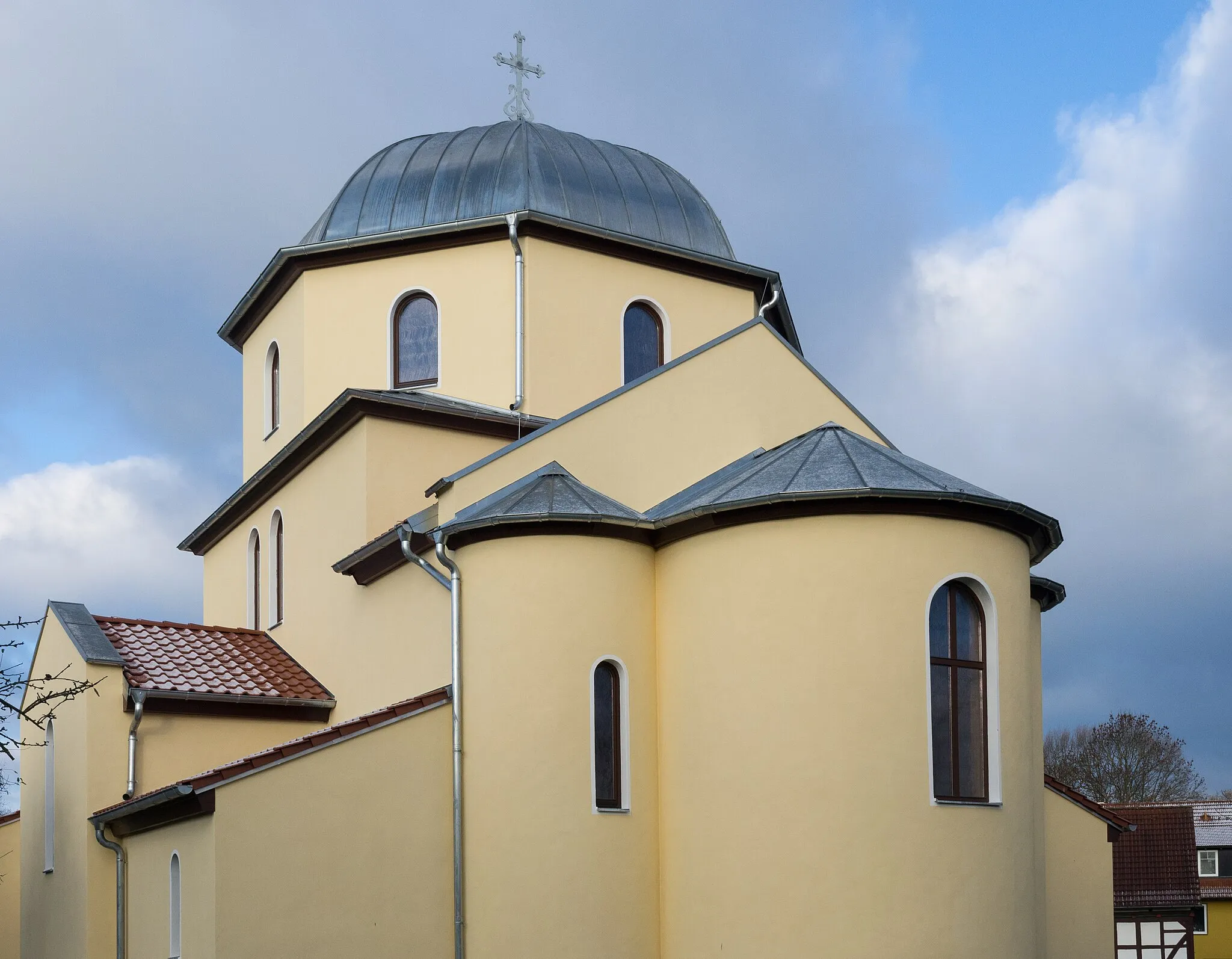 Photo showing: Die im Jahr 2015 neu erbaute Kirche des serbisch orthodoxen Klosters in Unterufhausen. Blick auf die Apsis und die Kuppel