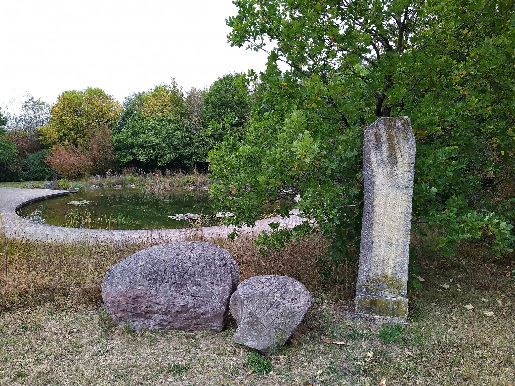 Photo showing: Skulptur "Ein Herz und eine Seele" von Helmut Hirte in Reinhardshausen in Hessen. Siehe auch: Inge Berthold, Gerhard Kessler: Bad Wildungen. Kunst im öffentlichen Raum, Bad Wildungen 2015, Seite 41.