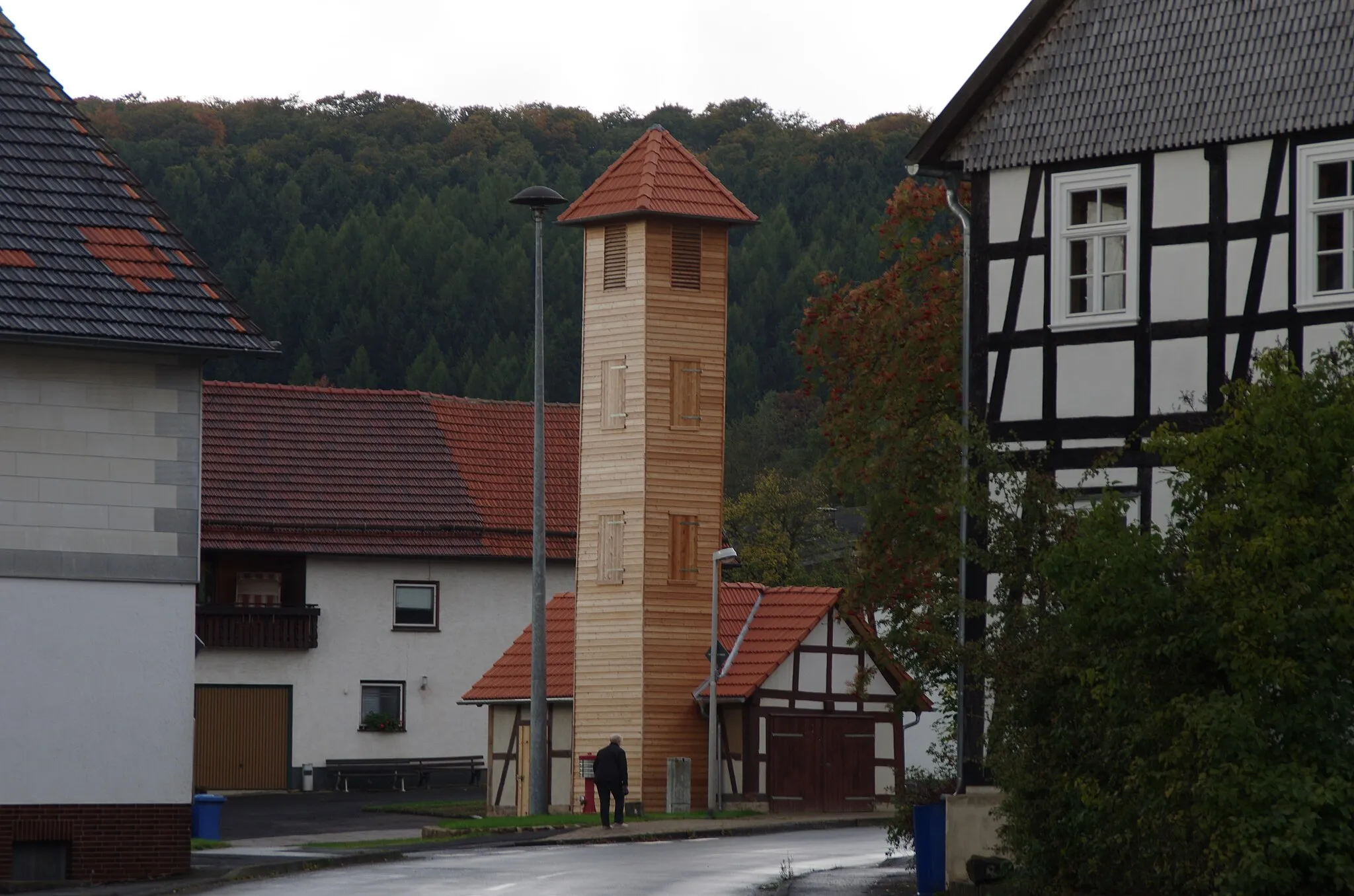 Photo showing: Bad Wildungen Ortsteil Armsfeld in Hessen. Der Feuerwehrturm in der Ortsmitte. Die Freiwillige Feuerwehr befindet sich nicht hier.
