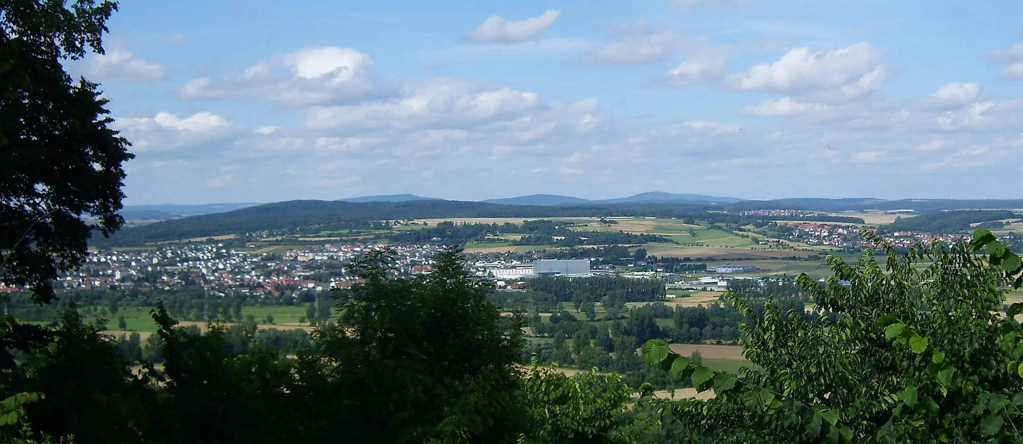 Photo showing: Blick von der Amöneburg auf die Gilserberger Höhen mit dem 380m hohen Burgholz (links) und auf den dahinter liegenden Kellerwald mit dem 657m hohen Hohen Lohr (links, Fernsehturm), dem 585m hohen Jeust (Mitte) und dem 675m hohen Wüstegarten (rechts). Links im Vordergrund die Stadt Kirchhain.