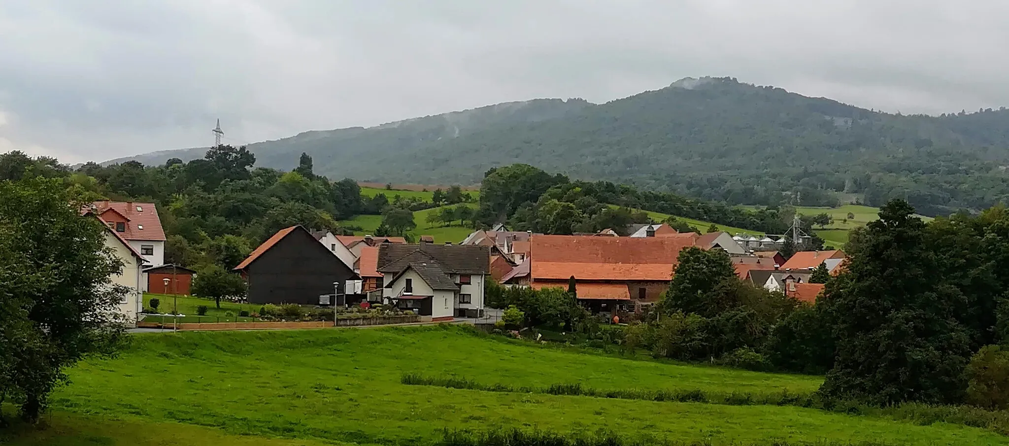 Photo showing: Blick von Ost nach West ab der Felsformation Mühlstein über Wolfterode und im Hintergrund der Hohe Meißner.