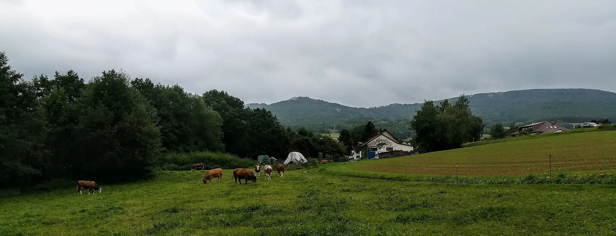 Photo showing: Blick von Ost nach West über Wolfterode und im Hintergrund der Hohe Meißner.