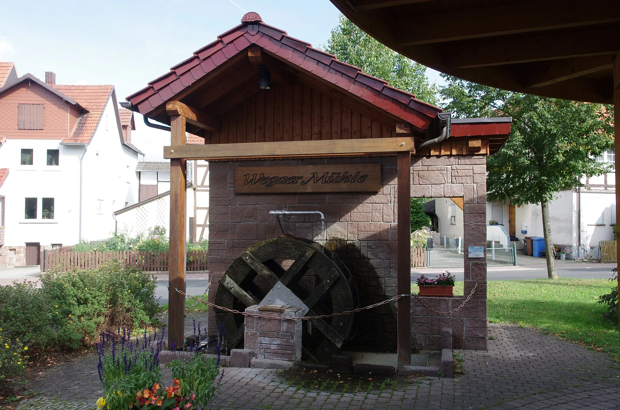 Photo showing: Bad Wildungen, Ortsteil Wega in Hessen. Die Mühle wurde als Projekt zur Landesgartenschau 2006 errichtet.