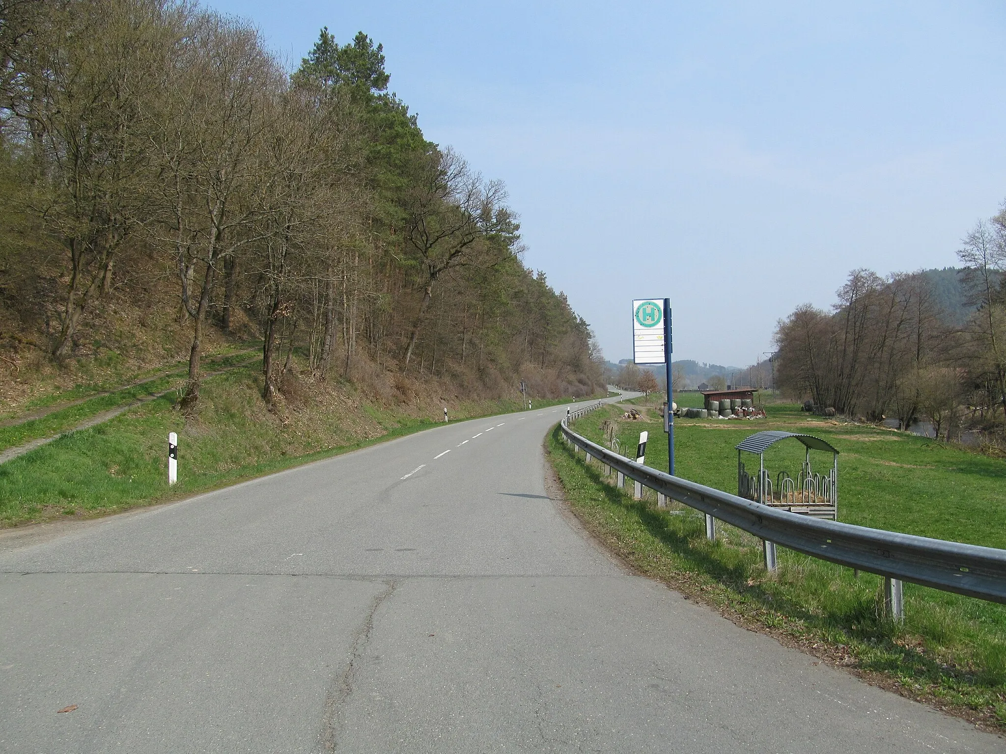 Photo showing: die Bushaltestelle Braunshausen, Abzw. Somplar in Braunshausen, unmittelbar nördlich der Nuhnebrücke