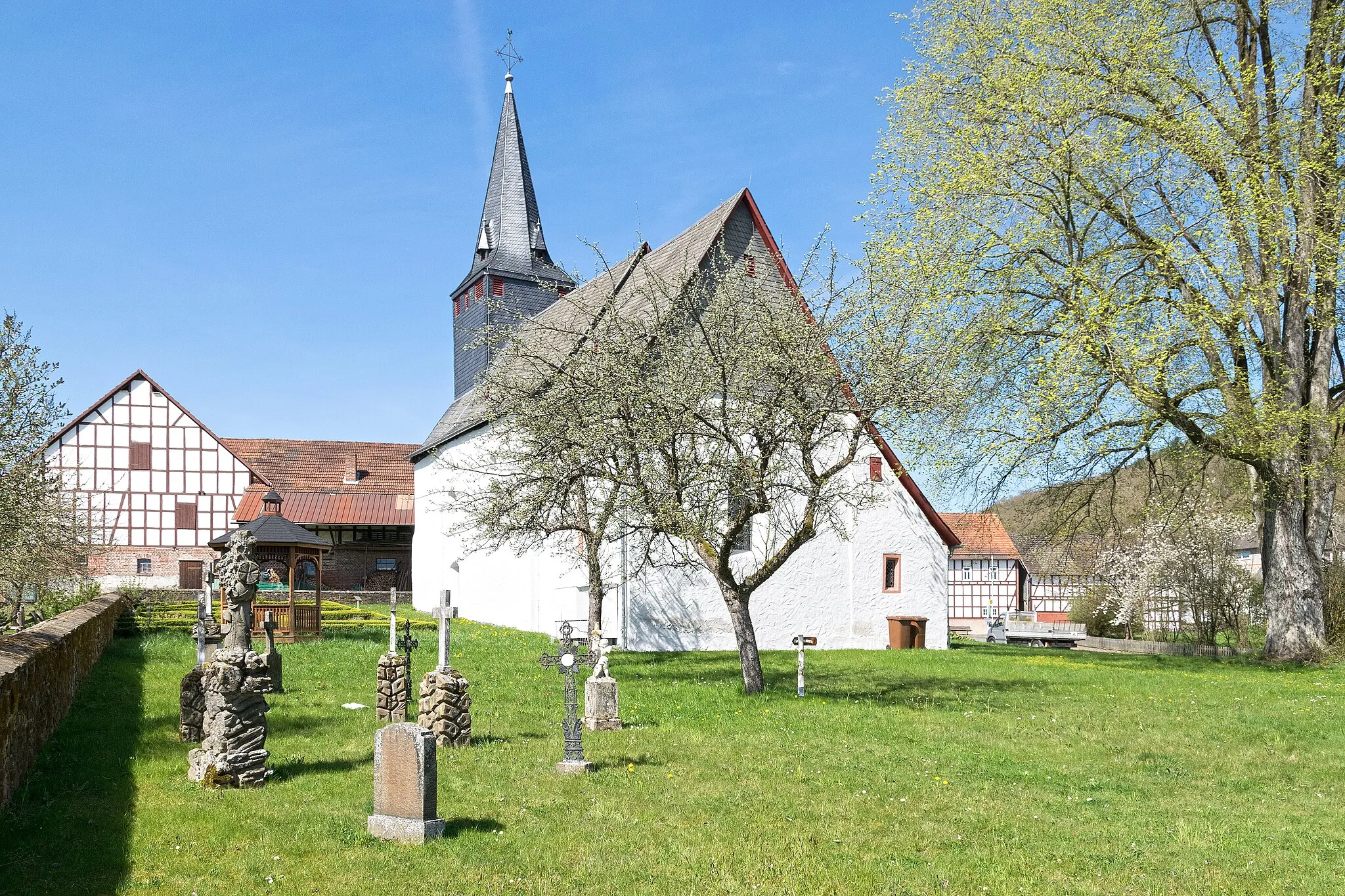 Photo showing: Grabmäler und Kirche in Frohnhausen (Battenberg)