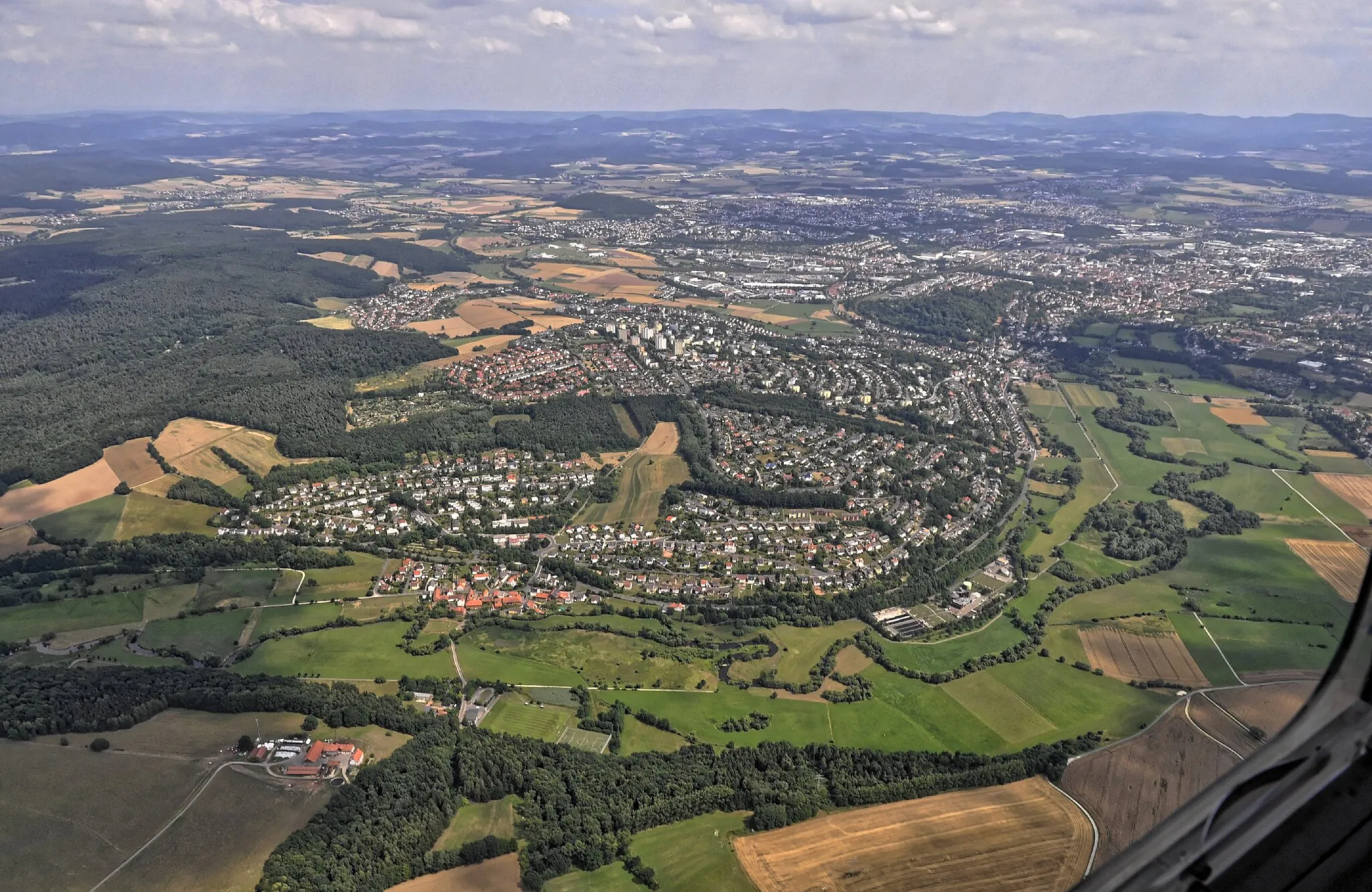 Photo showing: Bilder vom Flug Nordholz-Hammelburg 2015: Gläserzell (vorn links) und Aschenberg (vorn Mitte), rechts die Kernstadt von Fulda.