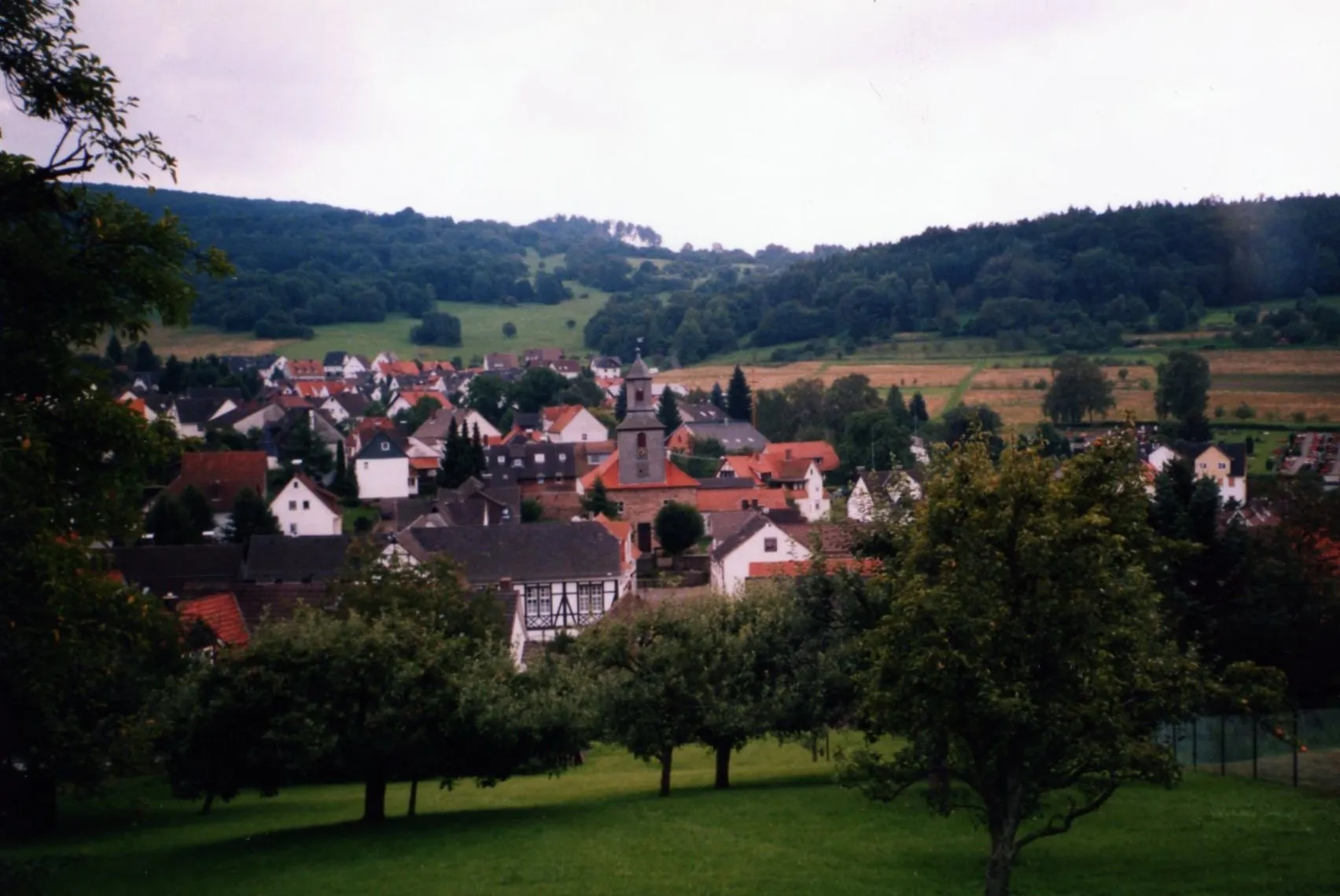 Photo showing: Wickenröder Kirche, vom Böllenberg aus fotografiert