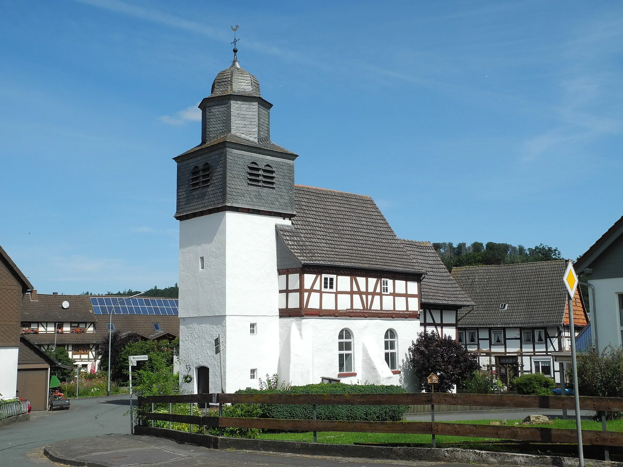 Photo showing: Die romanische Kirche in Elleringhausen, im Landkreis Waldeck-Frankenberg, Hessen, Deutschland.
Steinernes Sockelgeschoss aus dem frühen 13. Jahrhundert, Obergeschoss aus Fachwerk aus dem 17. Jahrhundert.