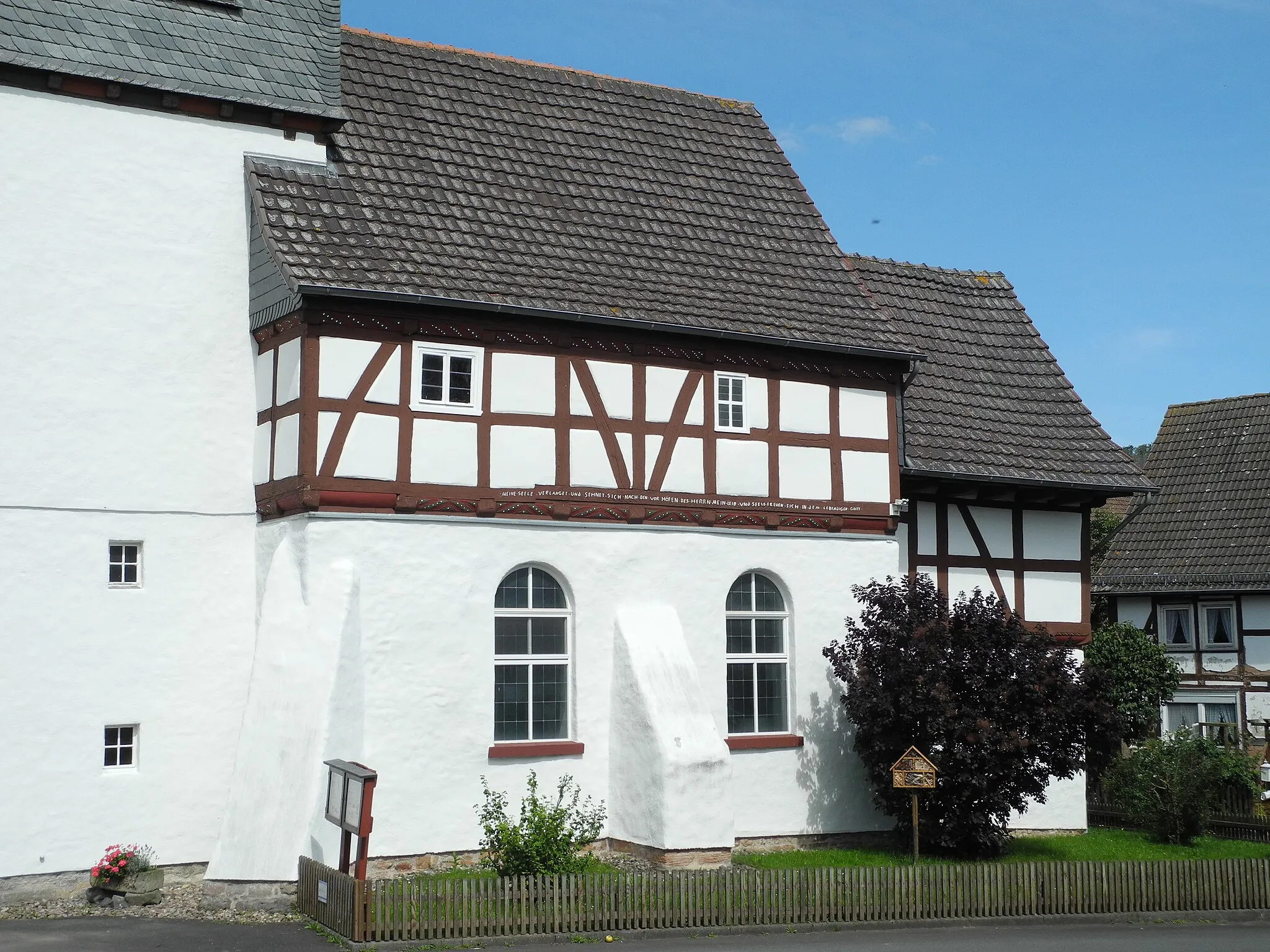 Photo showing: Die romanische Kirche in Elleringhausen, im Landkreis Waldeck-Frankenberg, Hessen, Deutschland.
Steinernes Sockelgeschoss aus dem frühen 13. Jahrhundert, Obergeschoss aus Fachwerk aus dem 17. Jahrhundert.