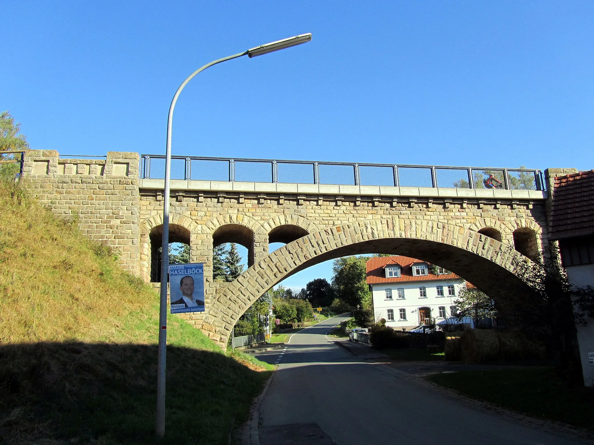 Photo showing: rail trail Ederseebahn-Radweg at Village Netze: view "Netzer Viadukt"