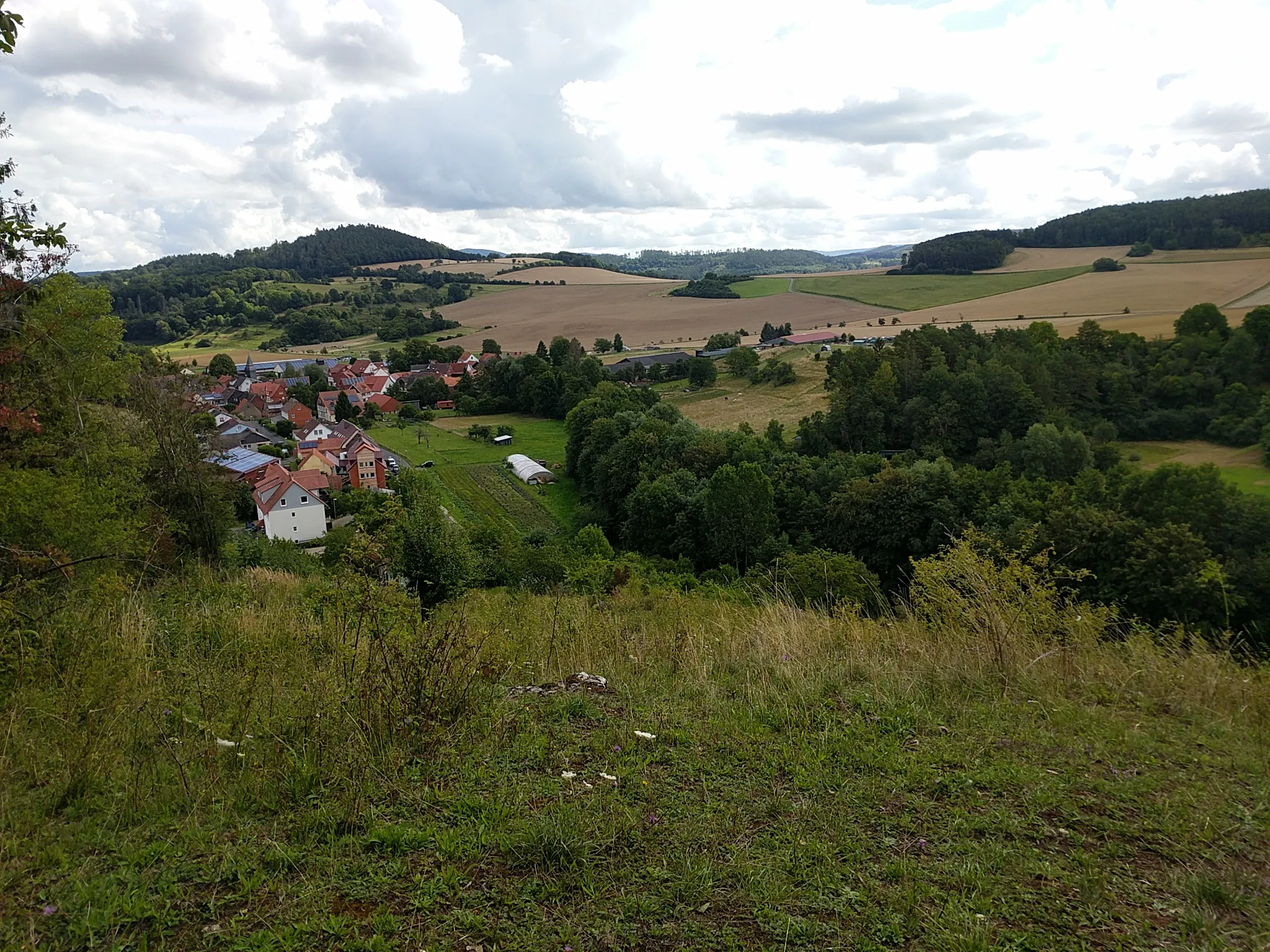 Photo showing: Blick vom Hesselberg, Kalkmagerrasen bei Roßbach, Bank 'Wilhelms-Ruh' nach Osten, auf Teile von Ellingerode