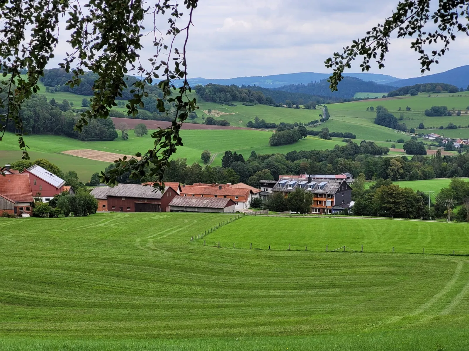 Photo showing: Blick auf Oberbernhards, die Jugendherberge mittig rechts im Bild