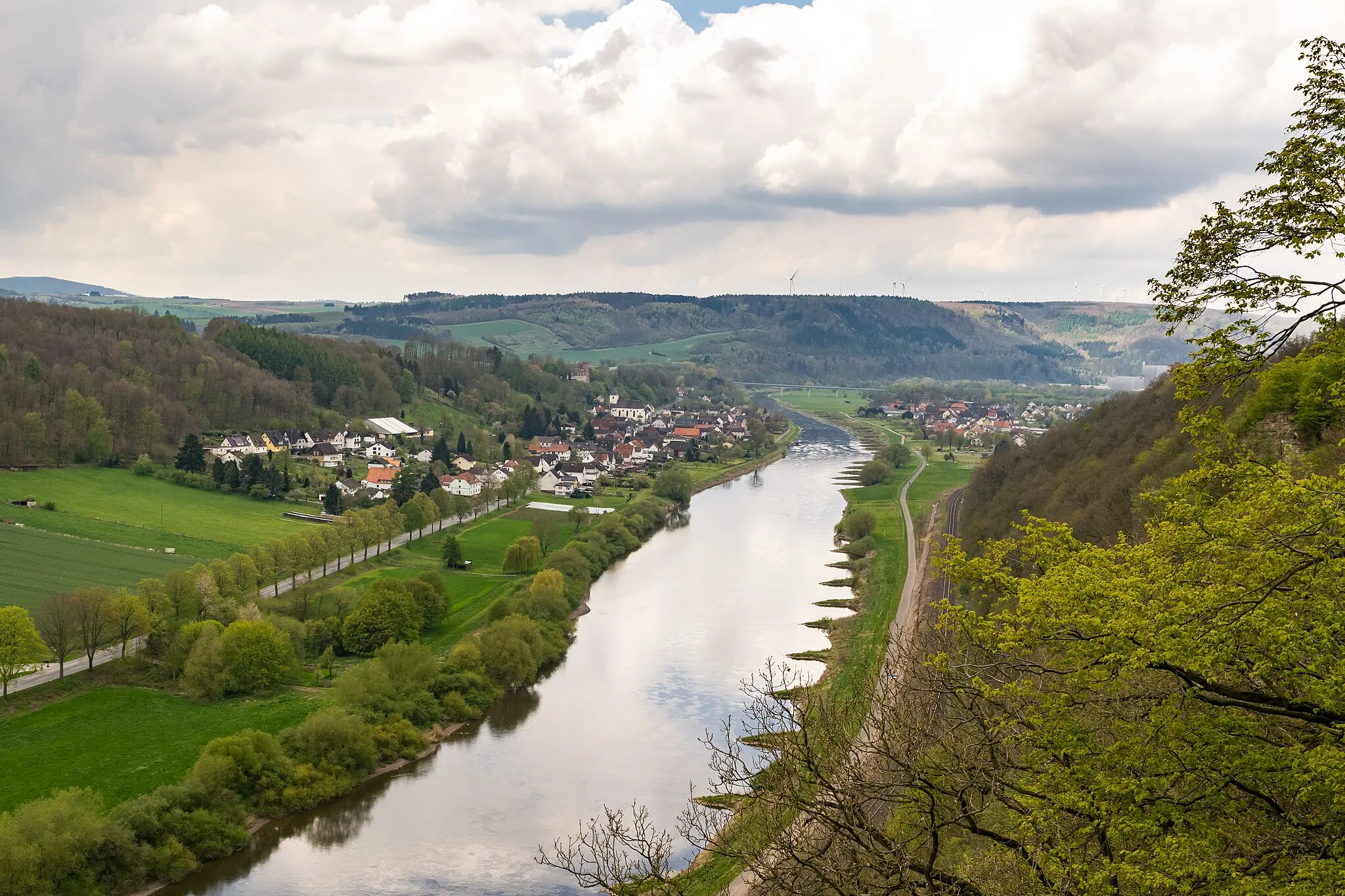 Photo showing: Blick auf die Weser vom Weser Skywalk Richtung Herstelle und Würgassen; die Weser sowie Wald und Grünflächen links davon gehören zum LSG Beverungen, der rechte Teil zum NSG Hannoversche Klippen