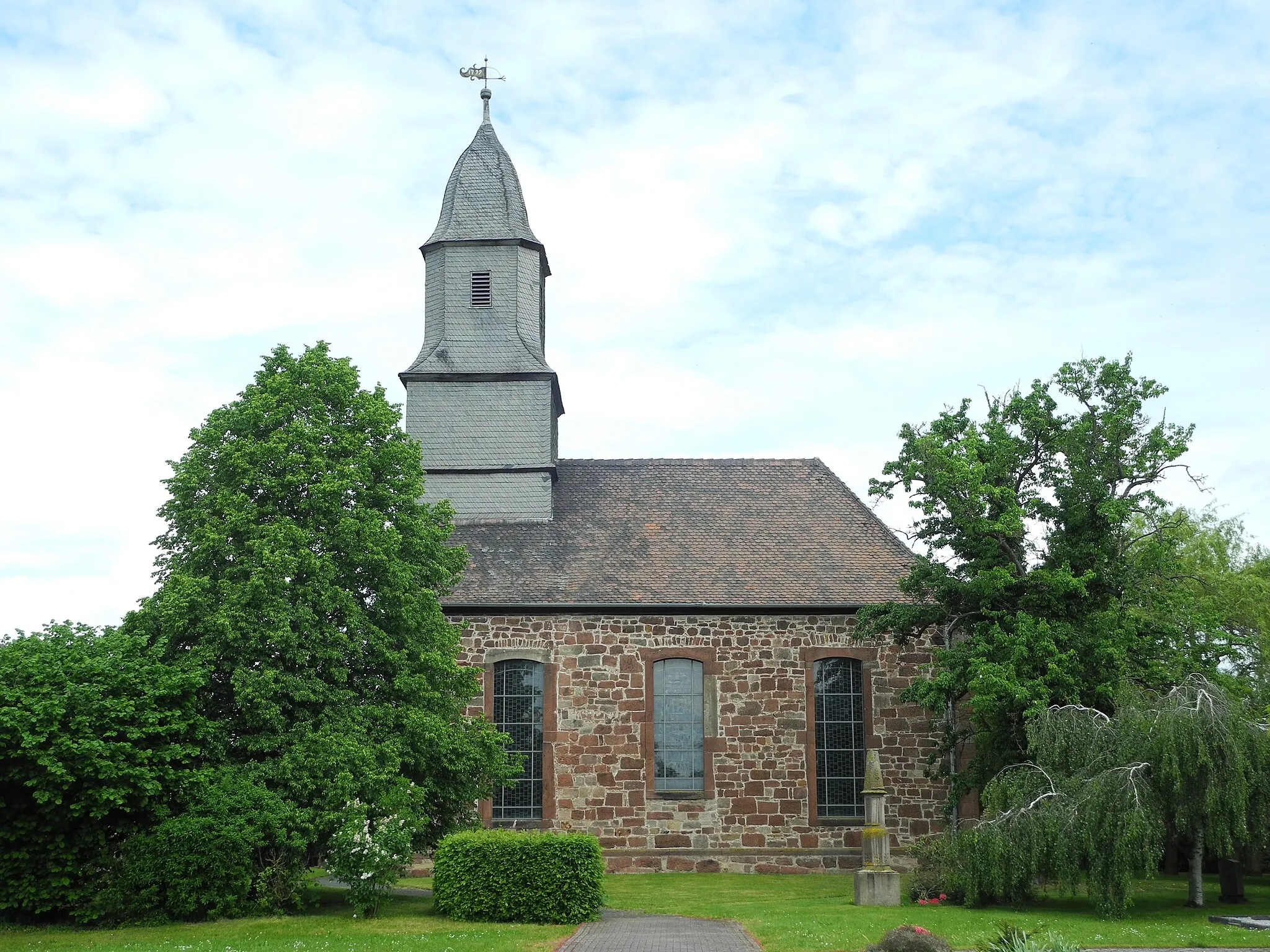 Photo showing: Die Michaeliskirche in Zennern im Schwalm-Eder-Kreis, Hessen, Deutschland.
Blick von Süden.