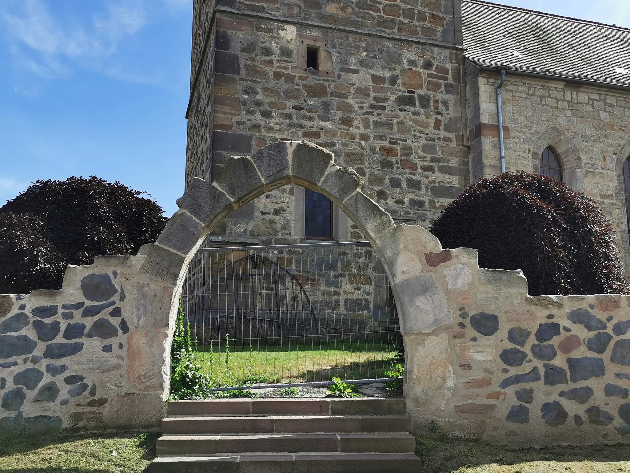 Photo showing: Mauerportal an der Kirche zu Werkel