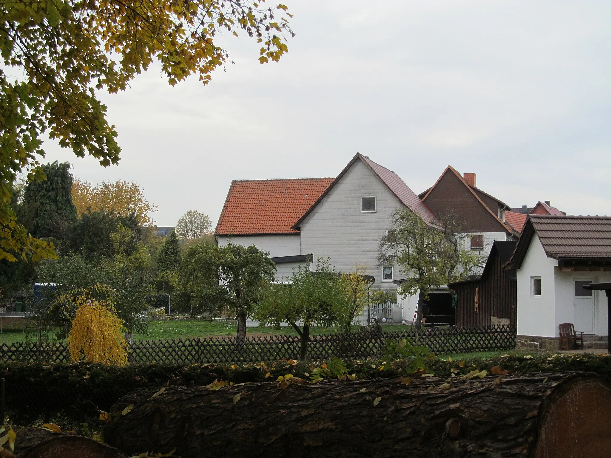 Photo showing: Hausgärten am südlichen Ortsrand von Lutterberg