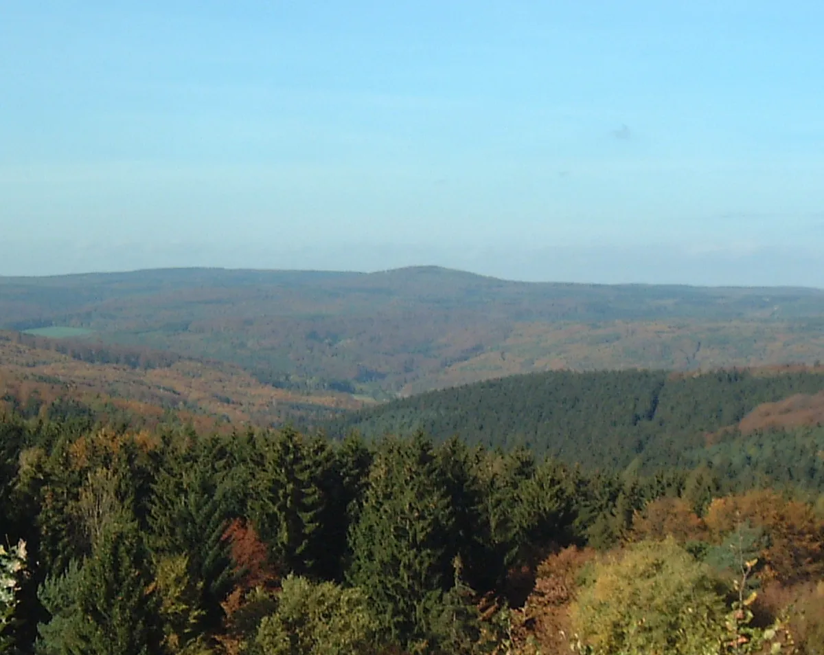 Photo showing: View towards Reinhardswald from Hühnerfeldberg, Lower Saxony, Germany