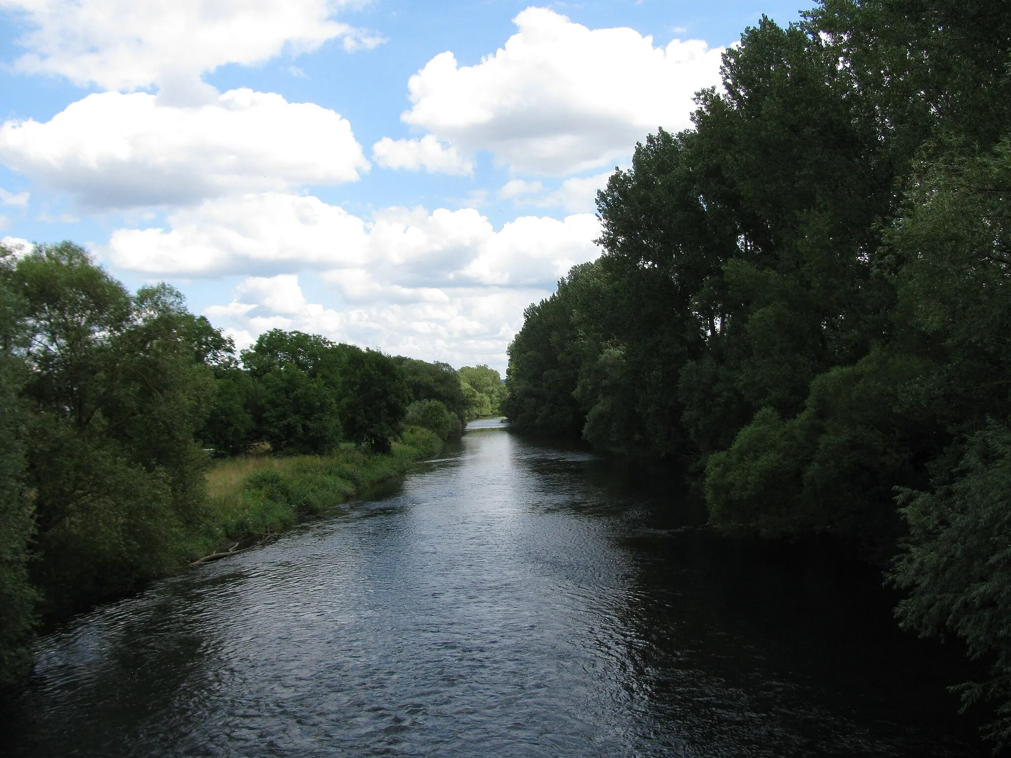 Photo showing: die Eder unterhalb der Brücke in Niedermöllrich