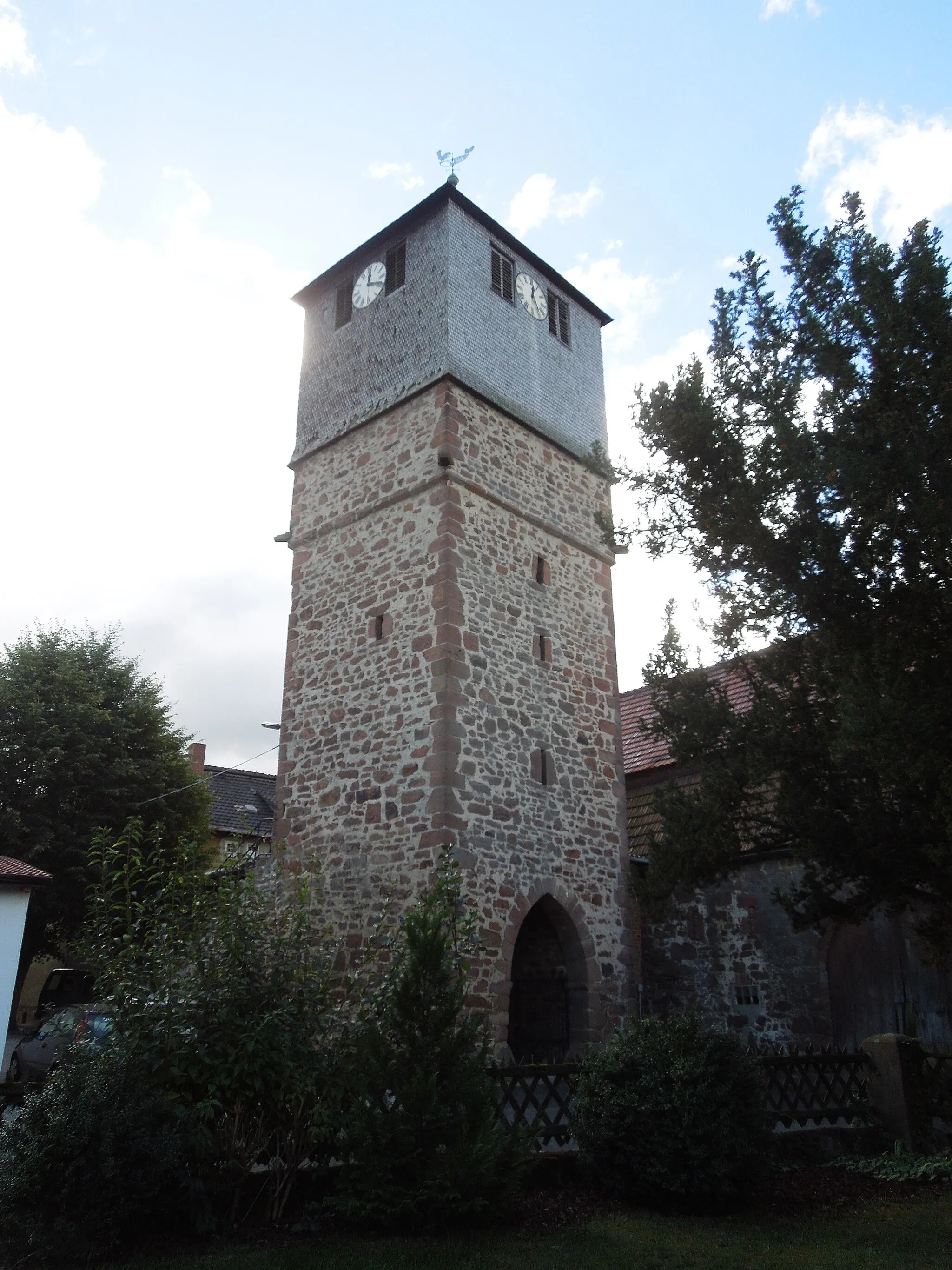 Photo showing: Der lange als Kirchturm genutzte ehemalige Wehrturm in Großenenglis