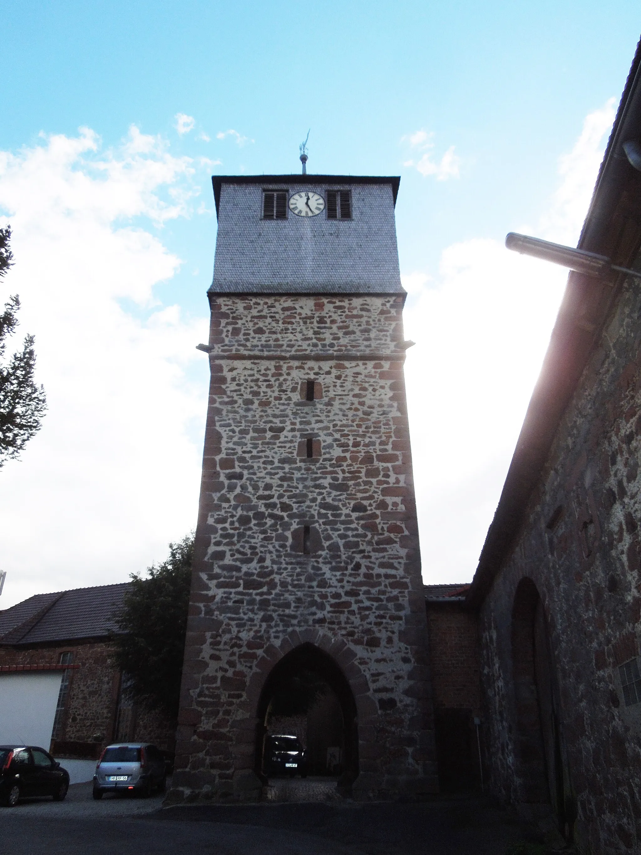 Photo showing: Der lange als Kirchturm genutzte ehemalige Wehrturm in Großenenglis