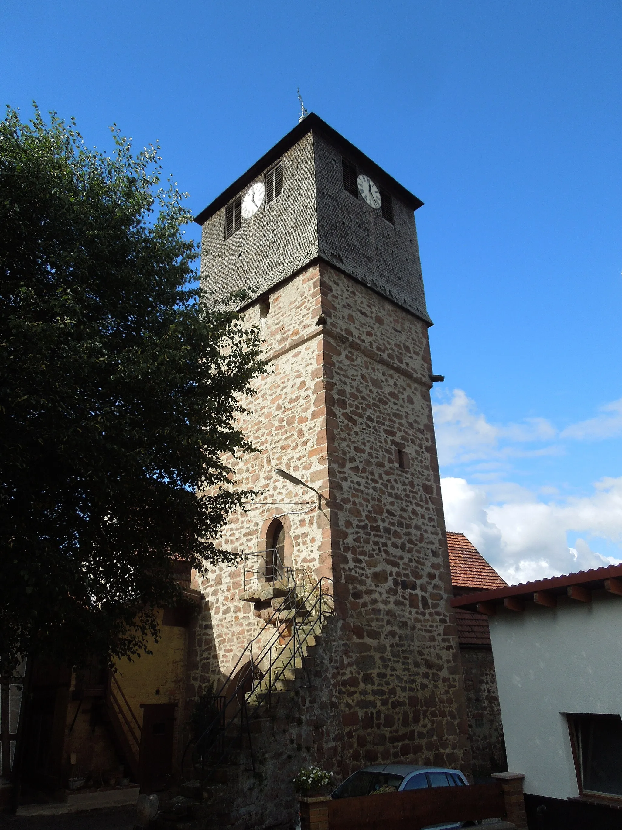 Photo showing: Der lange als Kirchturm genutzte ehemalige Wehrturm in Großenenglis
