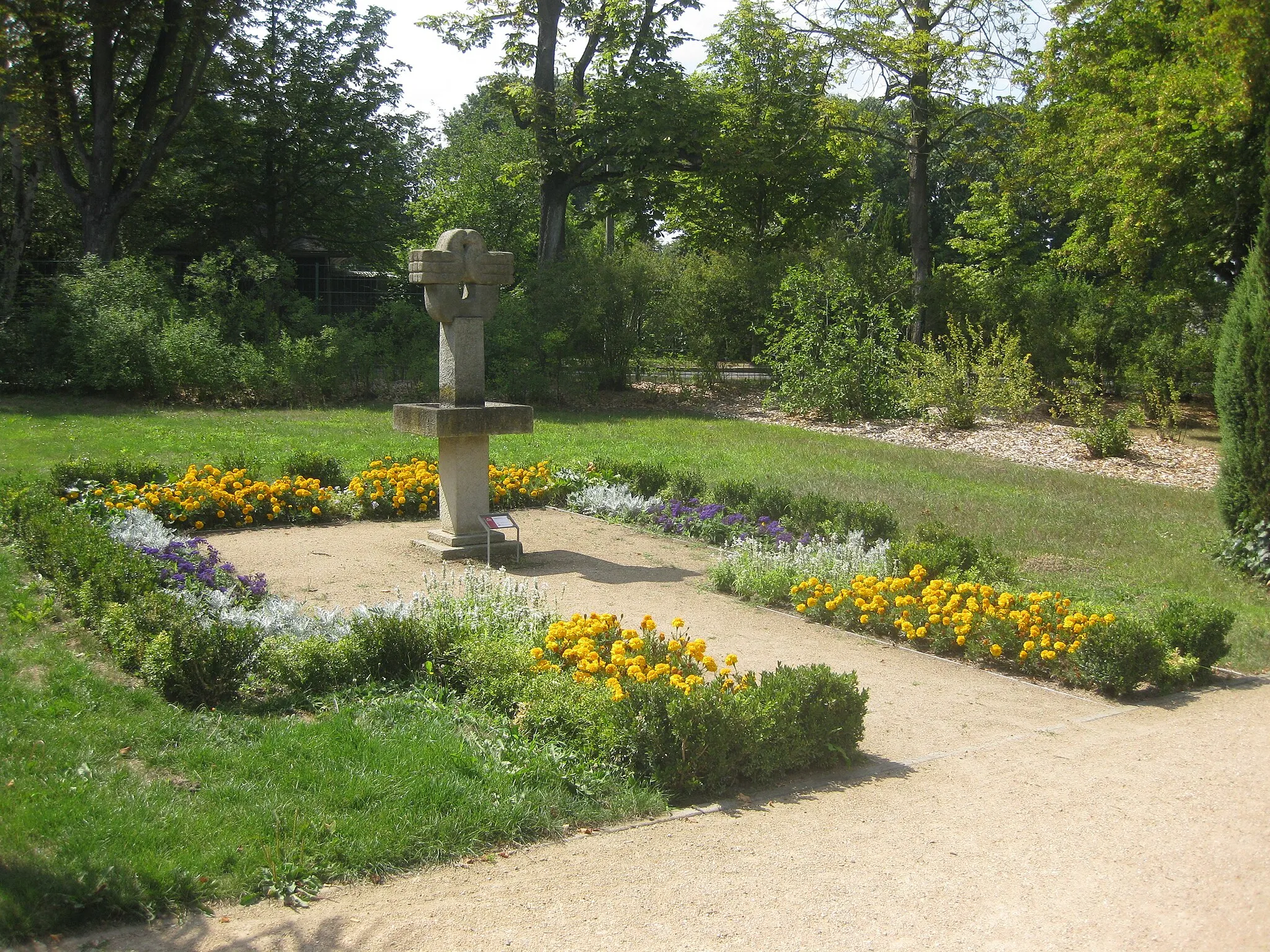 Photo showing: Rosengarten Forst, Skulptur „Vogeltränke“ (Jürgen von Woyski) am Lindenweg beim Cafe an den Wasserspielen, Sommer