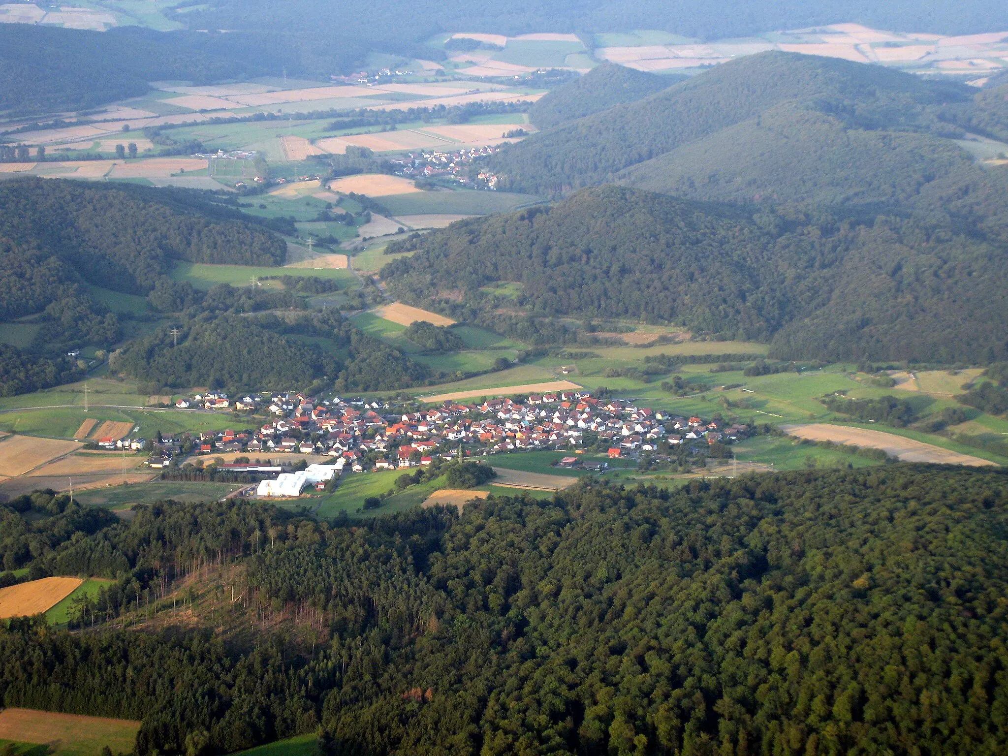 Photo showing: Luftaufnahme von Allendorf. Im Hintergrund Elmshausen und Brungershausen