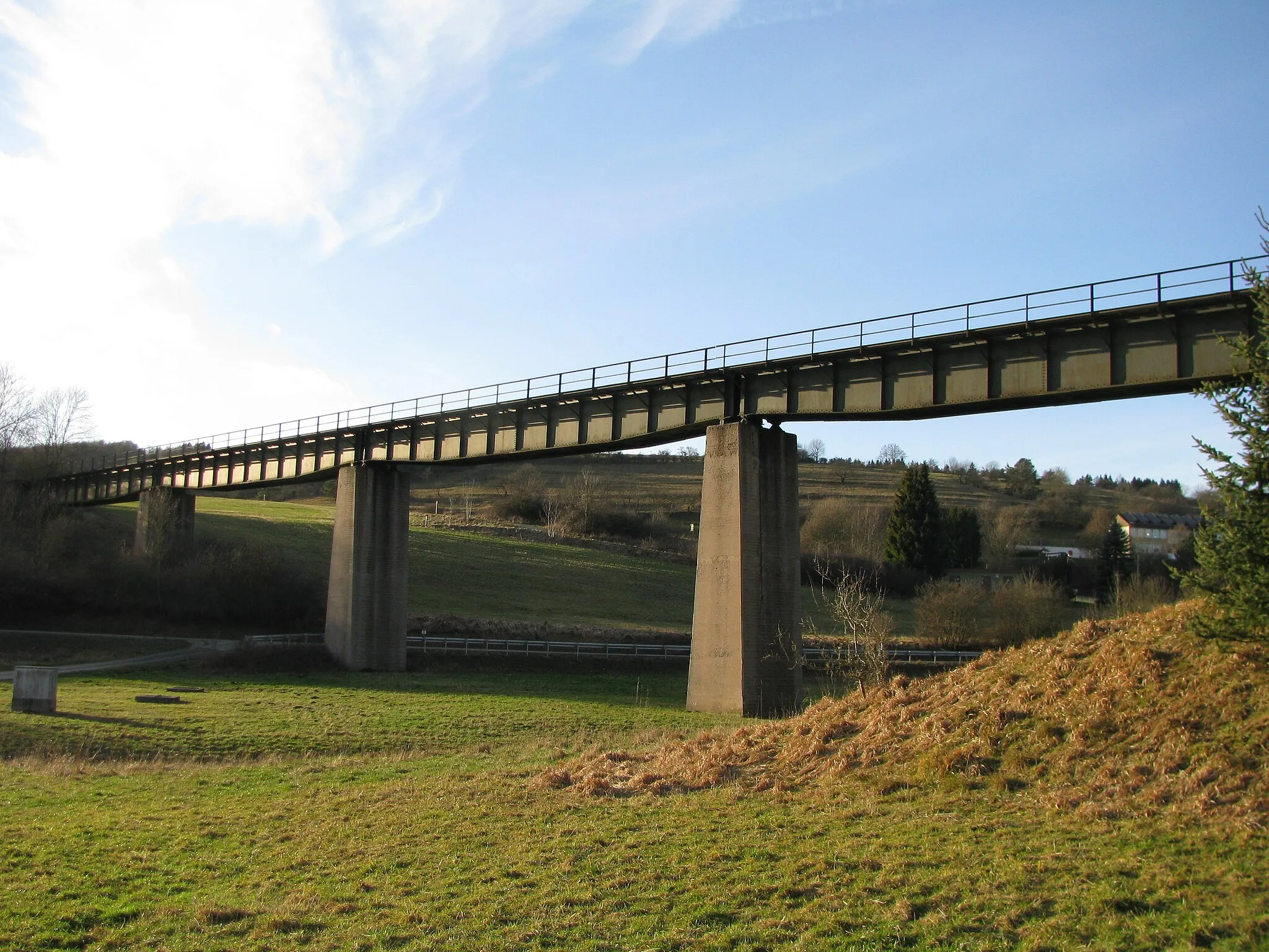 Photo showing: die Eisenbahnbrücke über das Wohratal bei Großalmerode-Rommerode, über diese führte die Eisenbahnstrecke nach Hirschhagen
