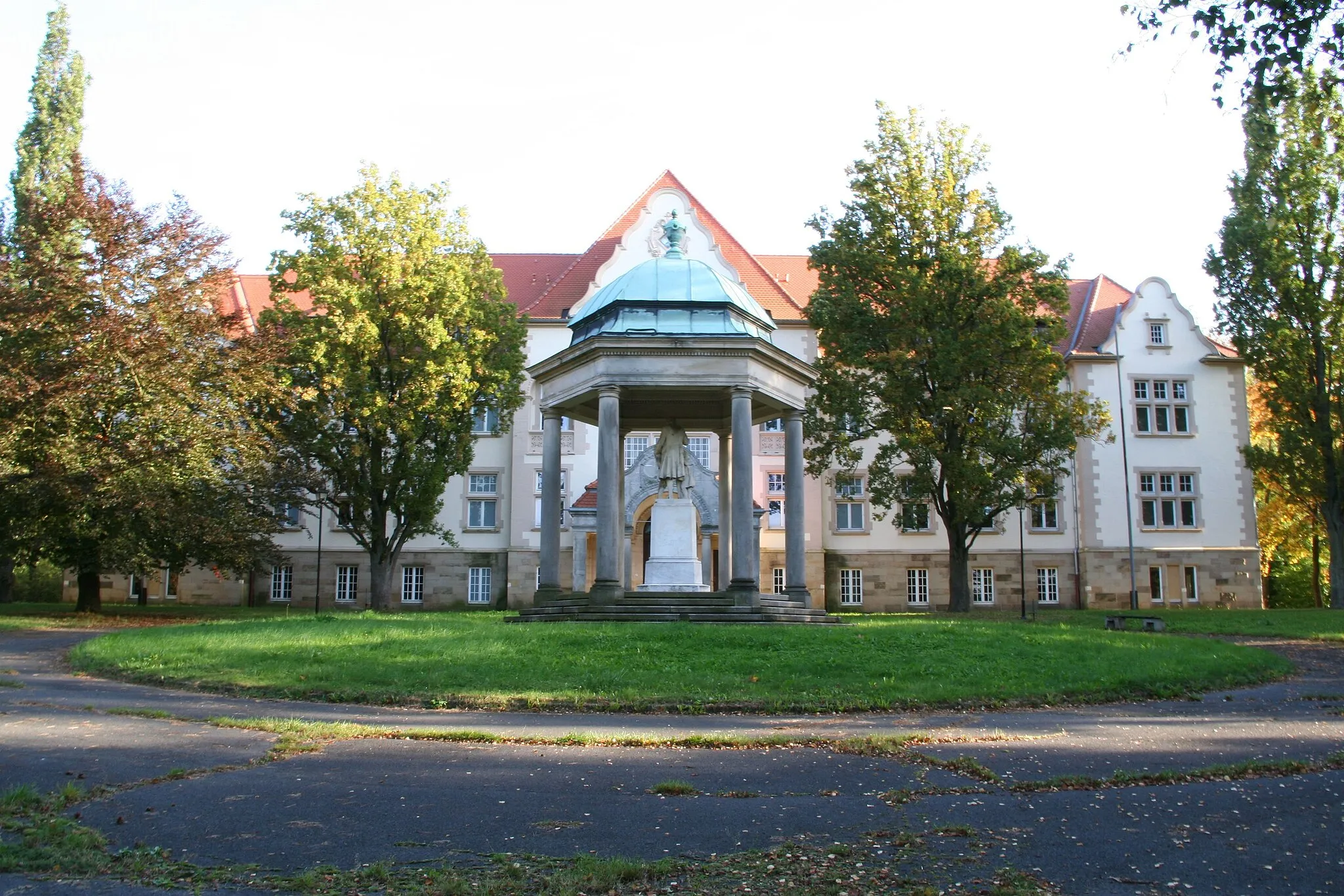 Photo showing: Gebäudekomplex der Jerome Henri Lenoir Stiftung (ehemalige Waisenhäuser) in Fürstenhagen, Hessisch Lichtenau. – Als das Foto gemacht wurde stand das Gebäude leer.