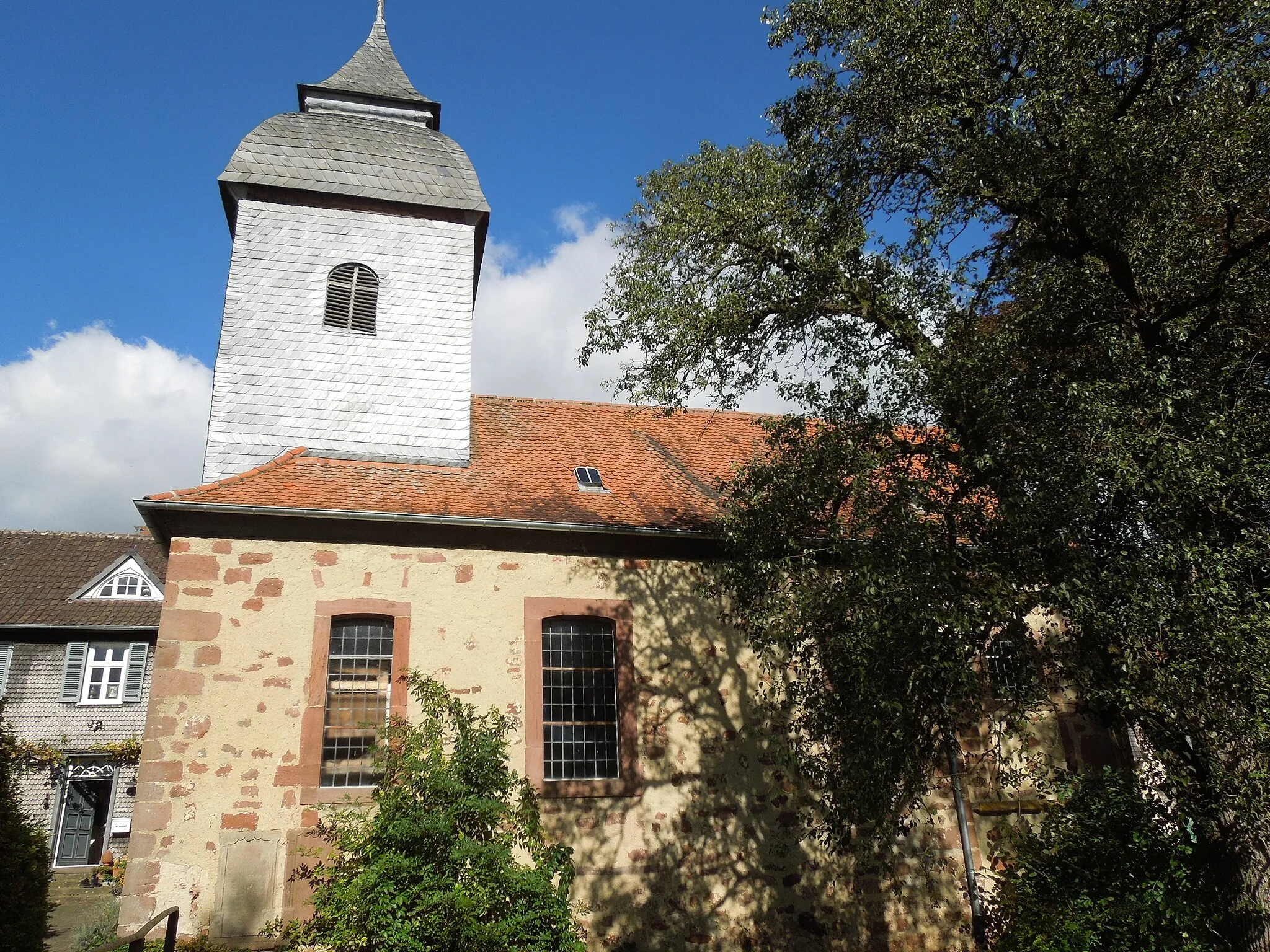 Photo showing: Die Kirche in Bischhausen von Süden