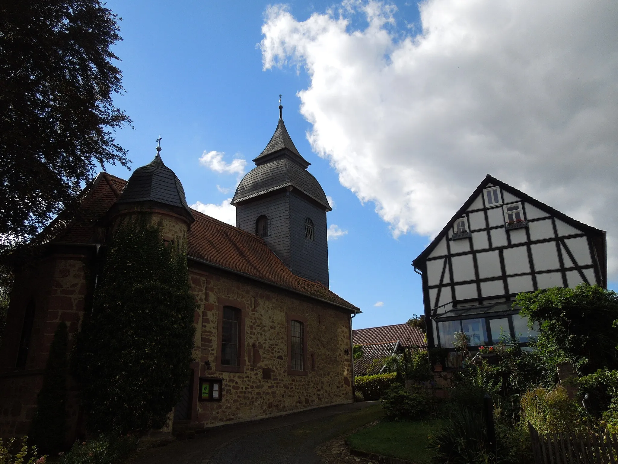 Photo showing: Kirche und ehemaliges Schulhaus in Bischhausen