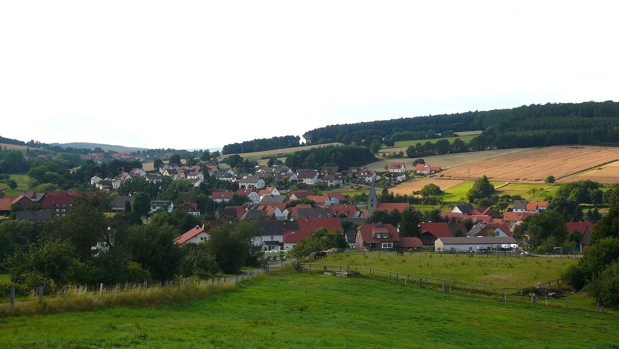 Photo showing: Blick von Südsüdosten auf den Ortskern von Heisebeck, Gemeinde Oberweser, Landkreis Kassel, Hessen