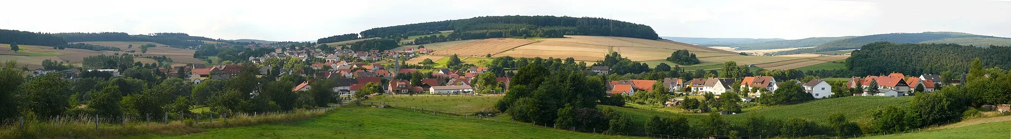 Photo showing: Ortspanorama von Heisebeck, Gemeinde Oberweser, Nordhessen. Blick von Süden