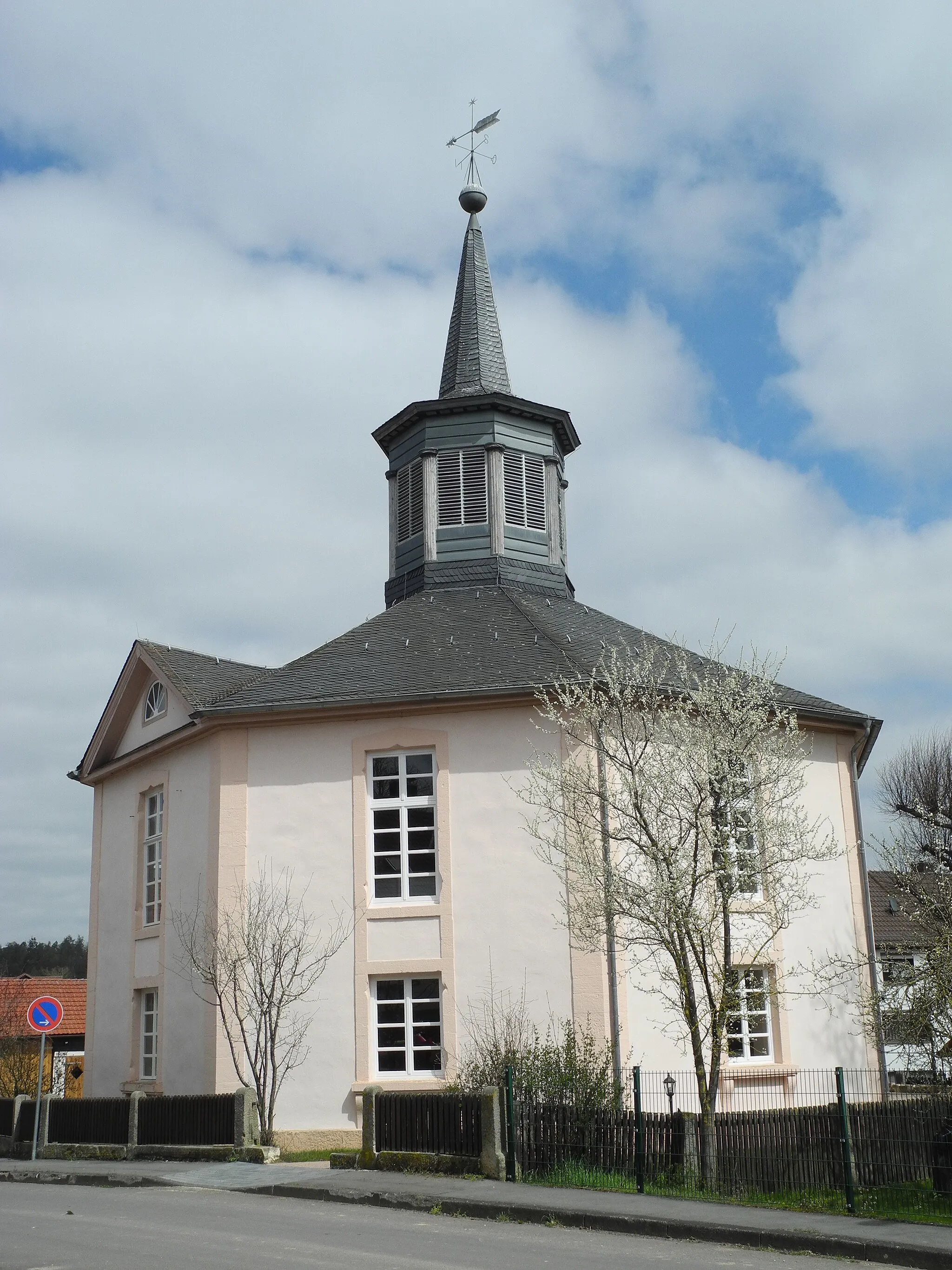 Photo showing: Die oktogonale Kirche in Heimarshausen, bei Naumburg, Hessen, Deutschland.