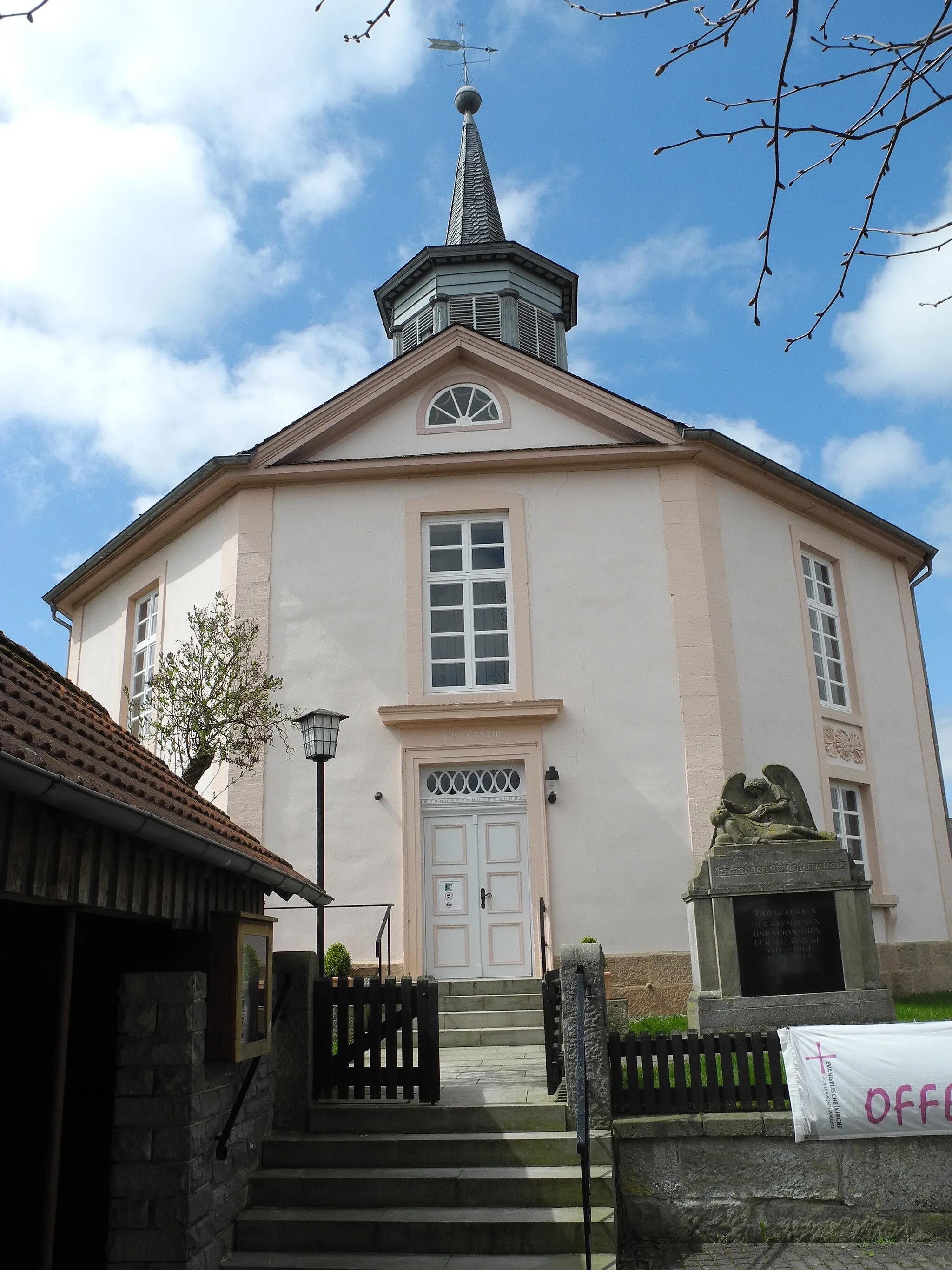 Photo showing: Die oktogonale Kirche in Heimarshausen, bei Naumburg, Hessen, Deutschland.