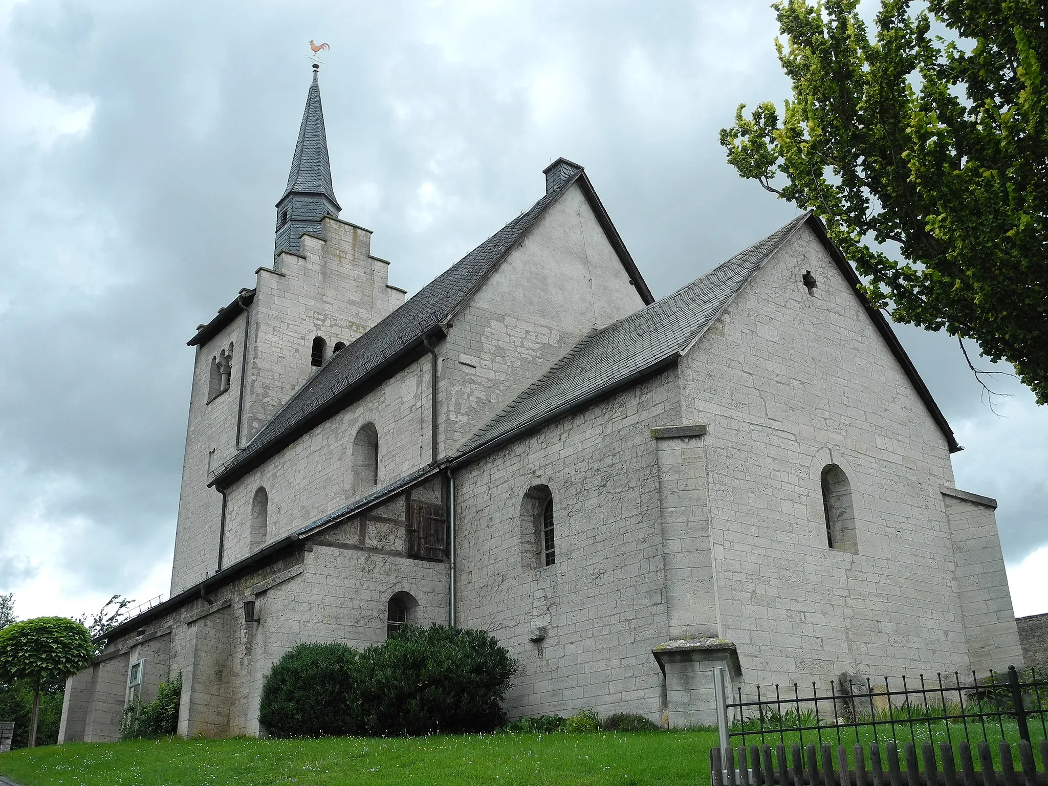 Photo showing: Die romanische Kirche in Berndorf, im Landkreis Waldeck-Frankenberg, Hessen, Deutschland.