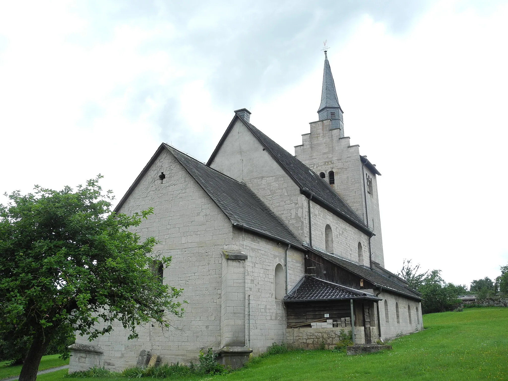 Photo showing: Die romanische Kirche in Berndorf, im Landkreis Waldeck-Frankenberg, Hessen, Deutschland.