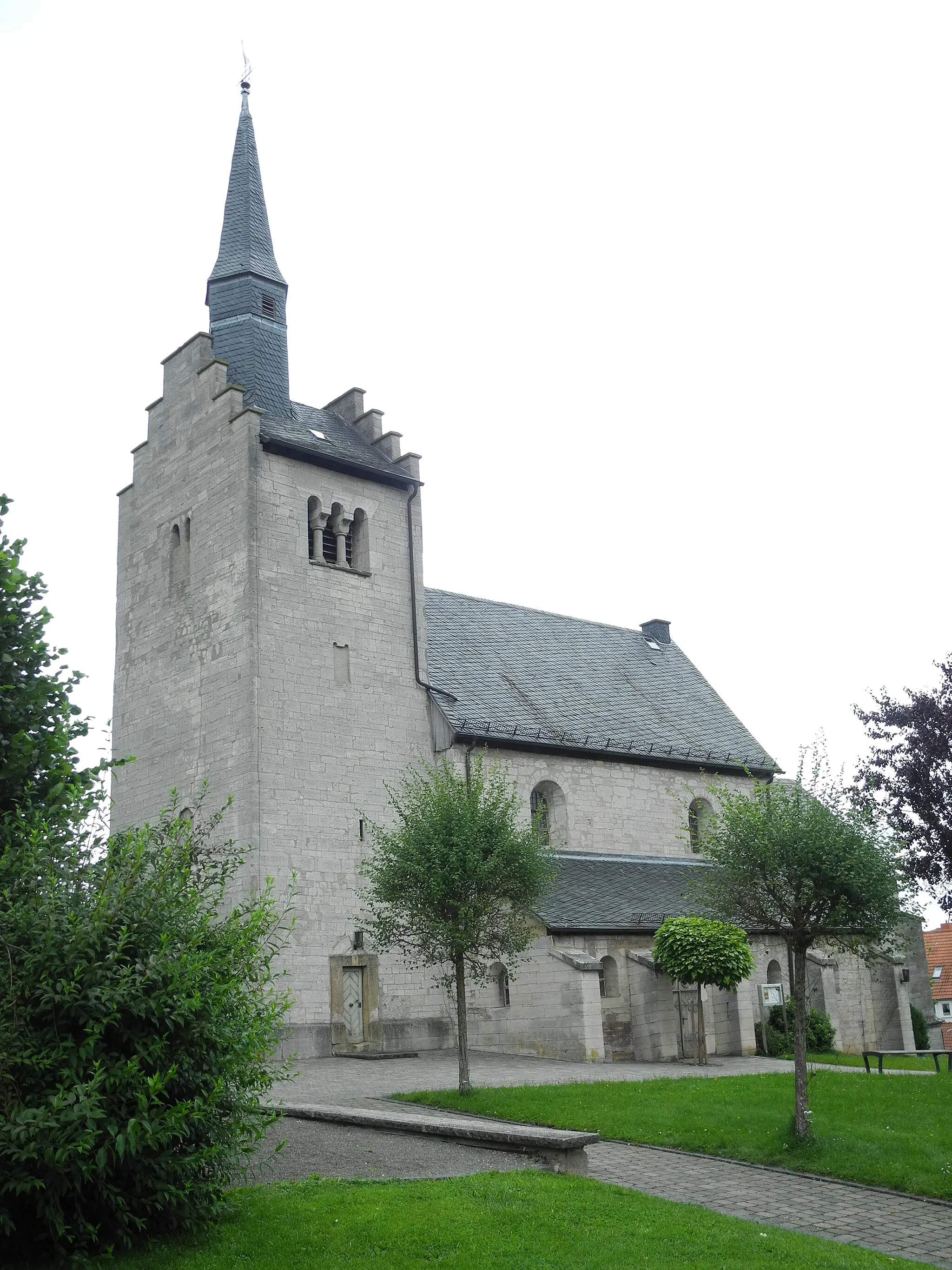 Photo showing: Die romanische Kirche in Berndorf, im Landkreis Waldeck-Frankenberg, Hessen, Deutschland.