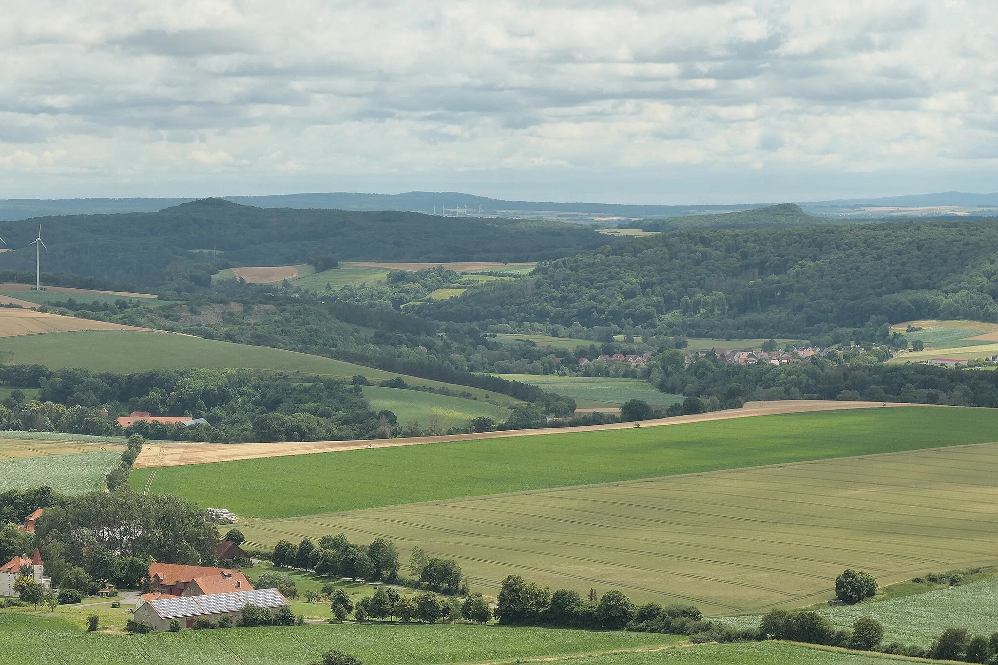 Photo showing: Das Diemeltal unterhalb Warburg bei Haueda an der Landesgrenze Nordrhein-Westfalen / Hessen, Blick vom Desenberg talab nach Osten; Juli 2020