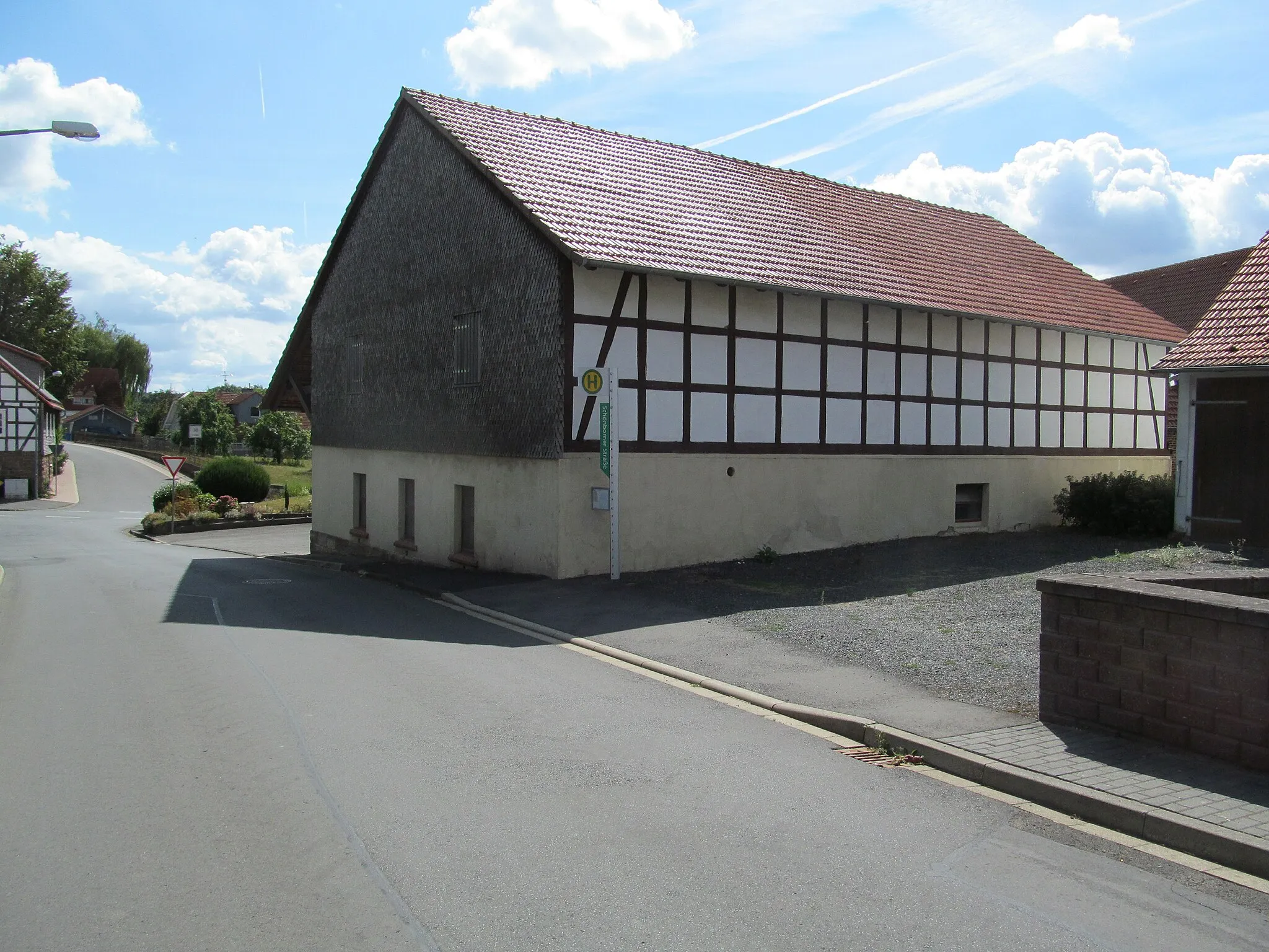 Photo showing: die Bushaltestelle Schönborner Straße in der Schönborner Straße in Obergrenzebach