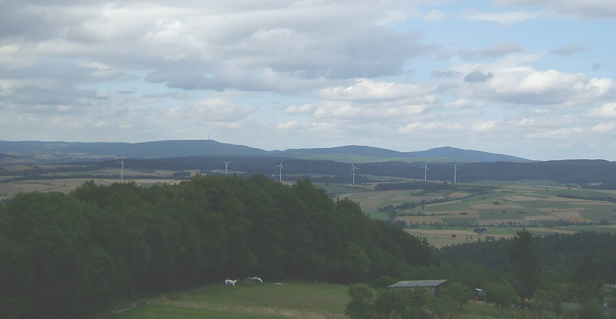 Photo showing: Der Kellerwald mit Hohem Lohr (657m, links), Jeust (585m, Mitte) und Wüstegarten (675m, rechts) vom 380m hohen Burgholz, der, wie auch alle Erhebungen im Vordergrund, zu den Gilserberger Höhen gehört, aus gesehen