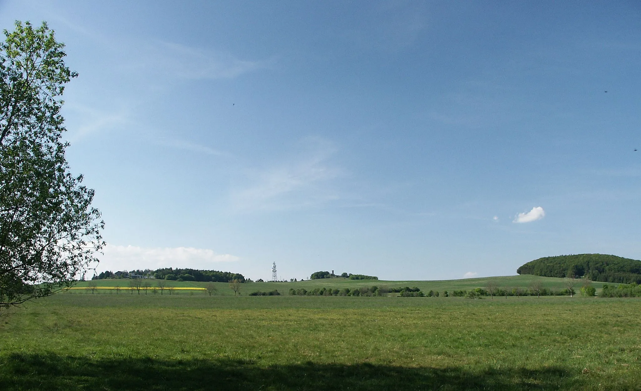 Photo showing: In der Bildmitte das Knüllköpfchen (633,8 m ü. NN), rechts der Waldknüll (624,4 m ü. NN). Südliche Ansicht.